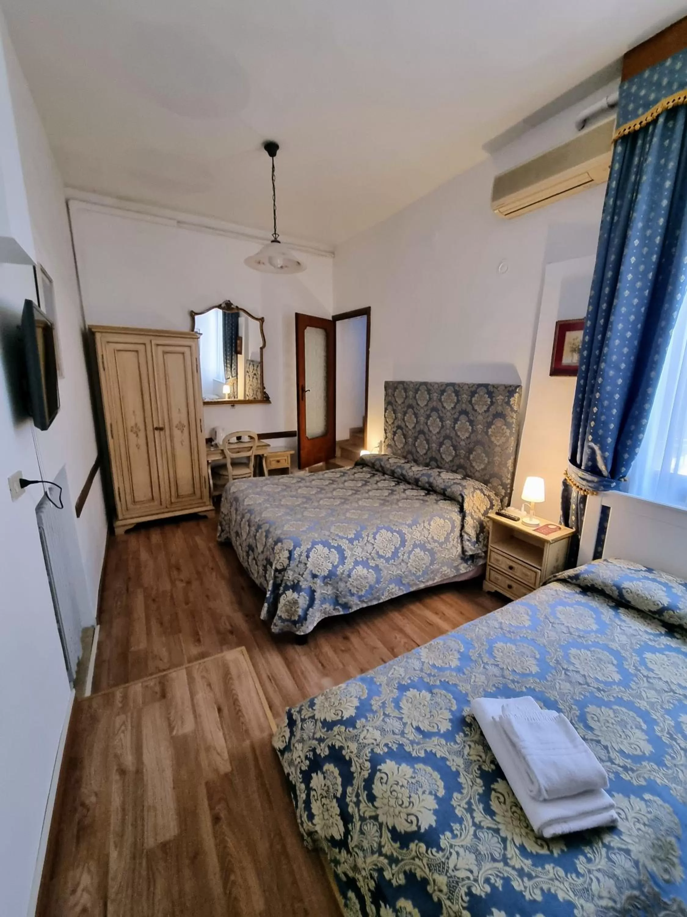 Photo of the whole room, Bed in Albergo Casa Peron