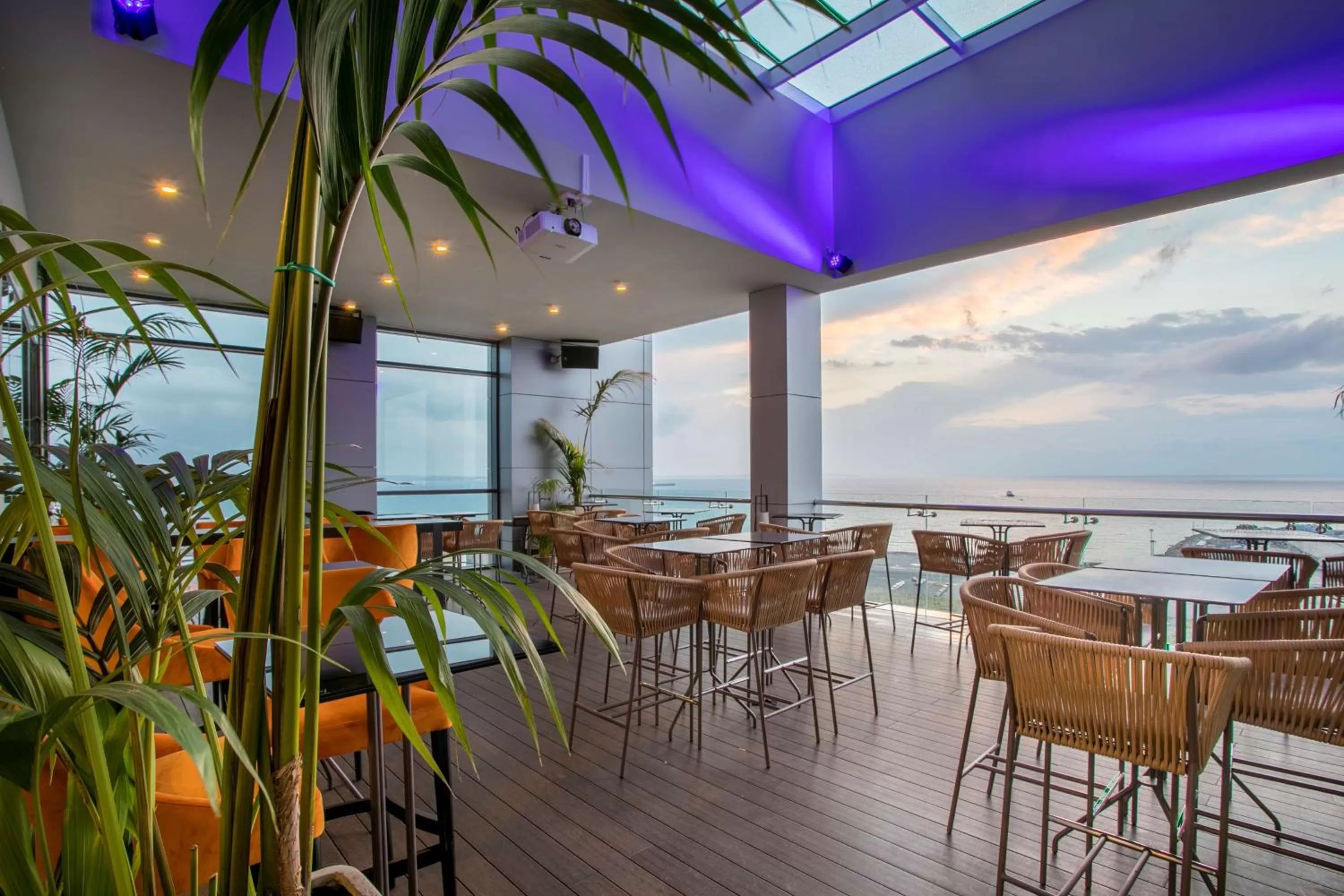 Lounge or bar in Radisson Blu Hotel, Larnaca