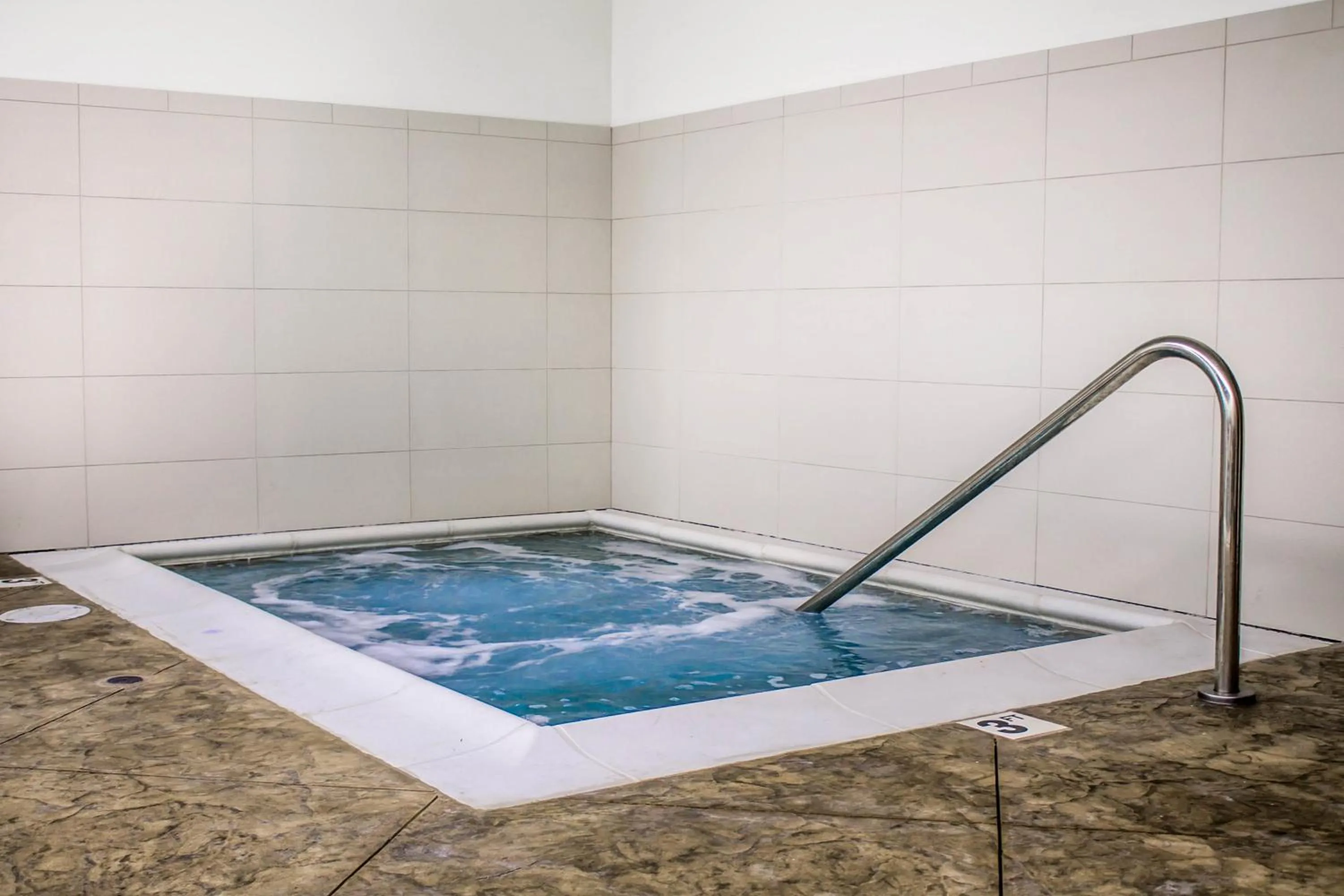 Hot Tub in Comfort Suites Hartville-North Canton