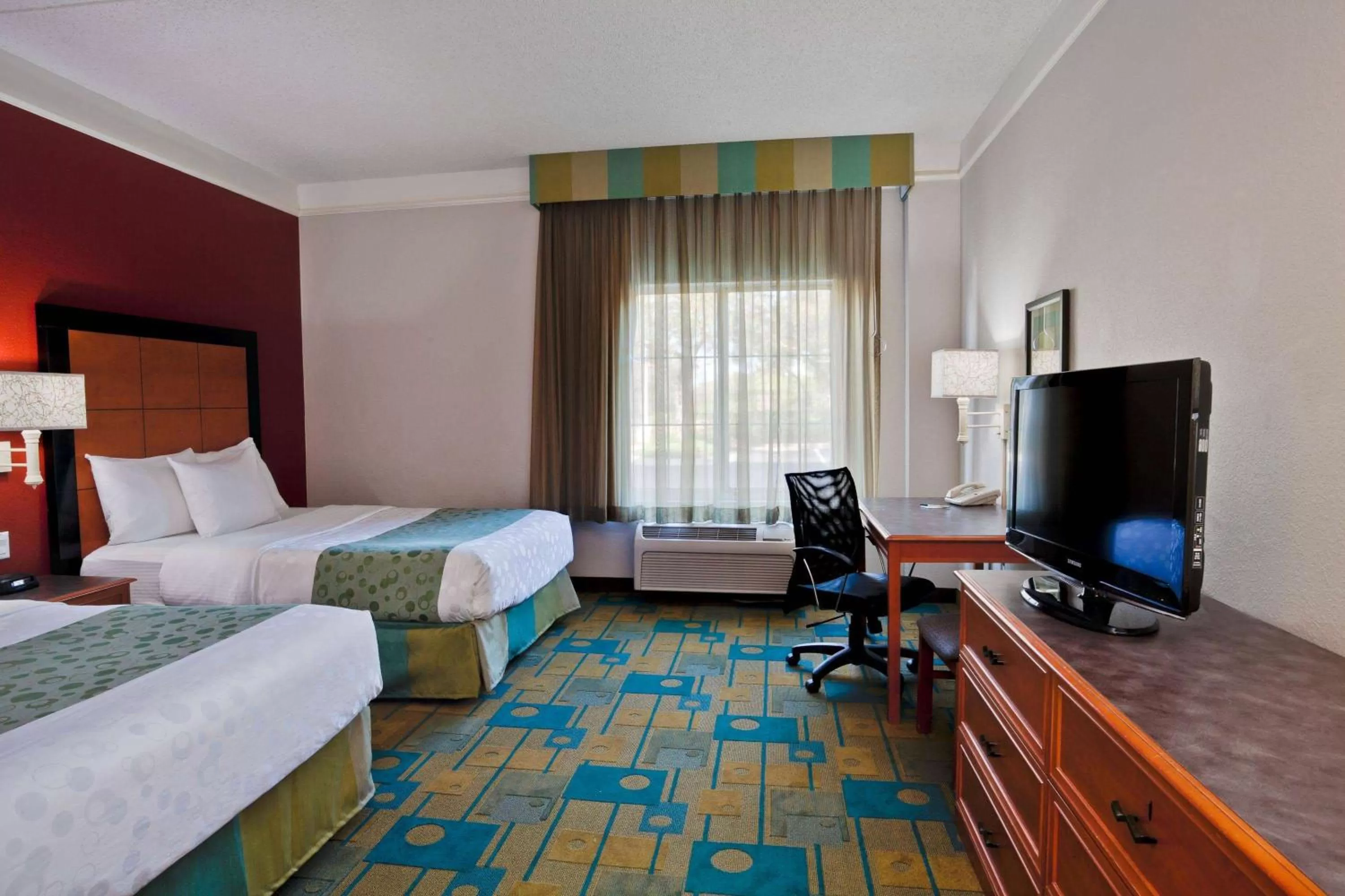 Photo of the whole room, Bed in La Quinta by Wyndham USF (Near Busch Gardens)