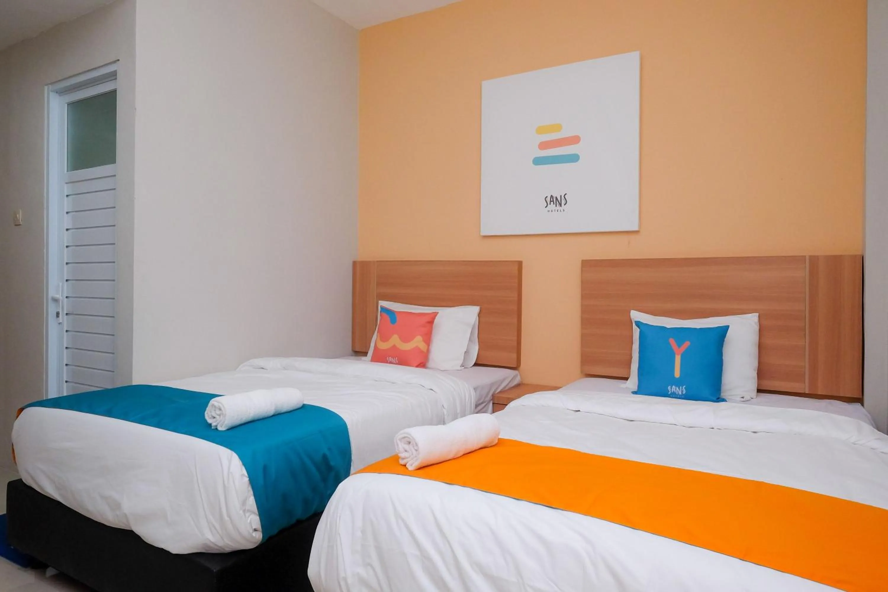 Bedroom in Sans Hotel Tiga Putri Semarang by RedDoorz