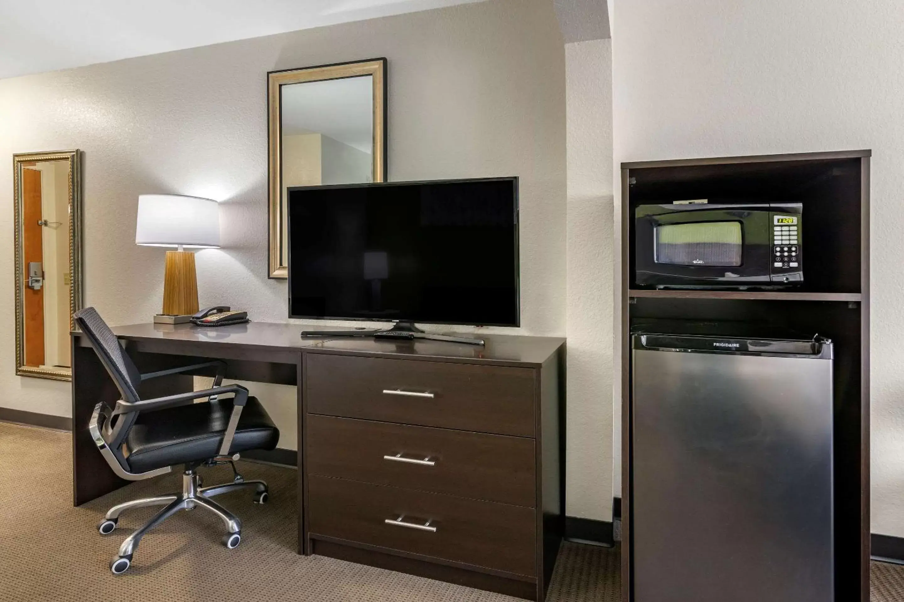 King Suite with Sofa Bed - Non-Smoking in Sleep Inn & Suites Brunswick King Suite with Sofa Bed - Non-Smoking in Sleep Inn & Suites Brunswick