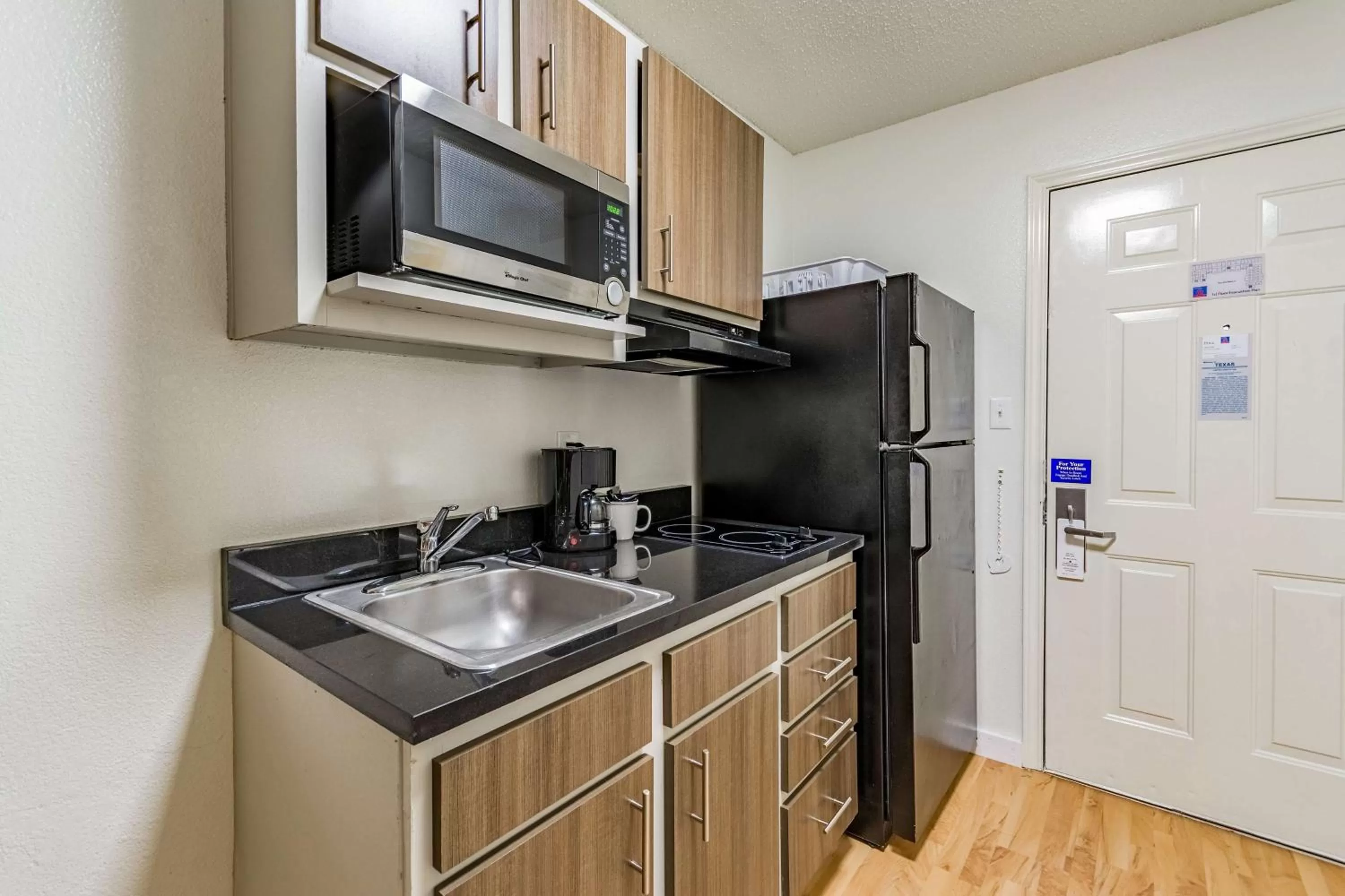 Photo of the whole room in Studio 6-Dallas, TX