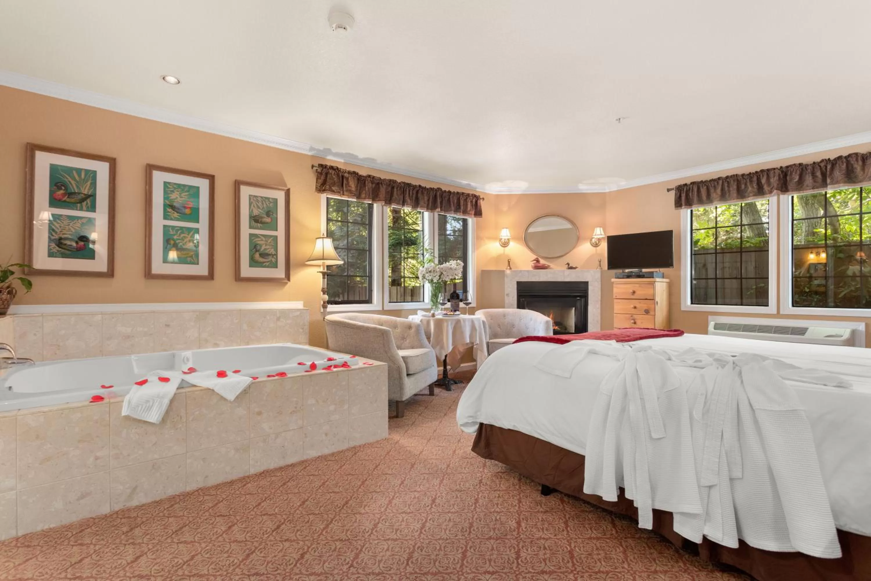 Photo of the whole room, Bed in Candlelight Inn Napa Valley