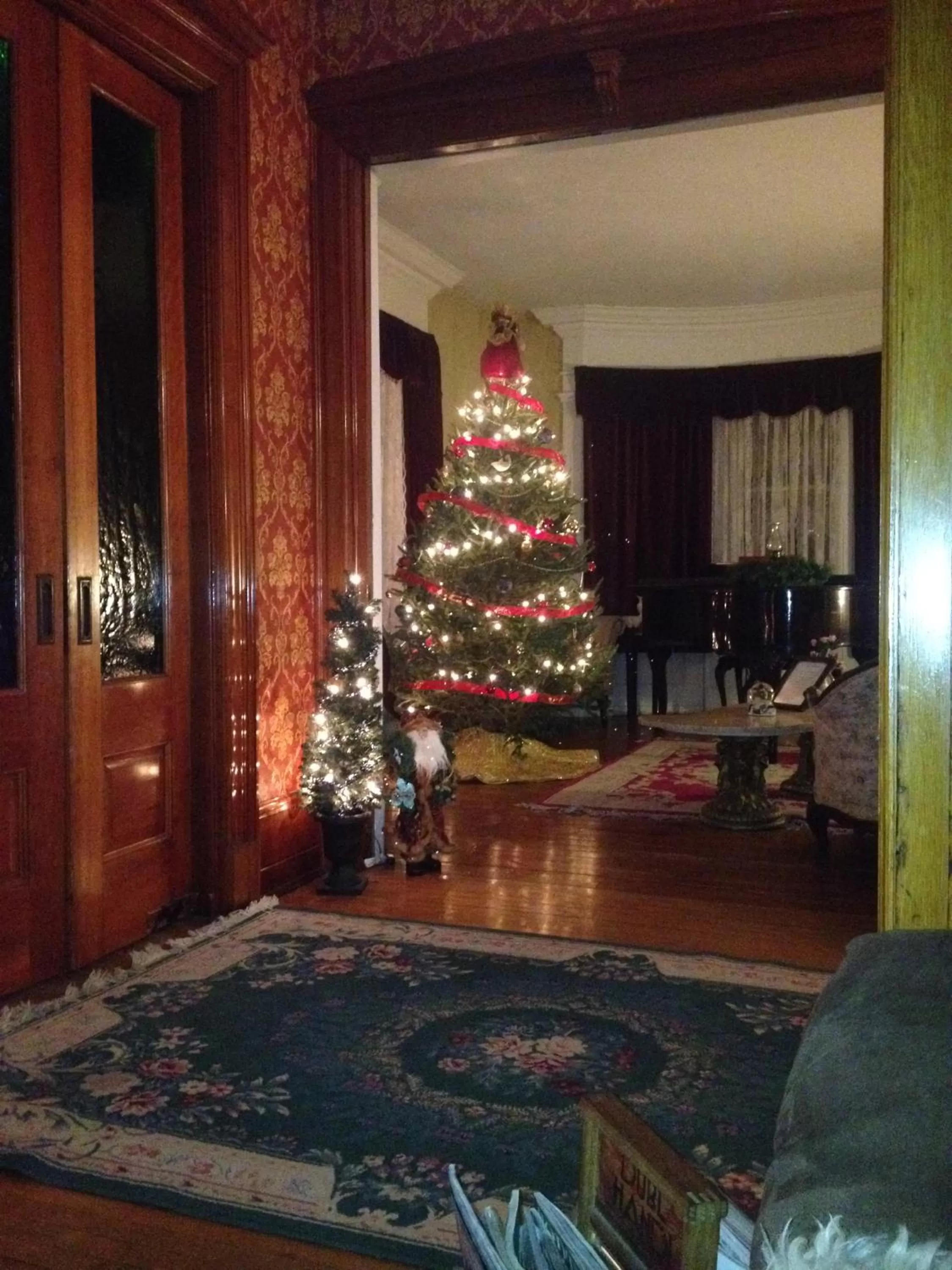 Living room in Victorian Charm Inn