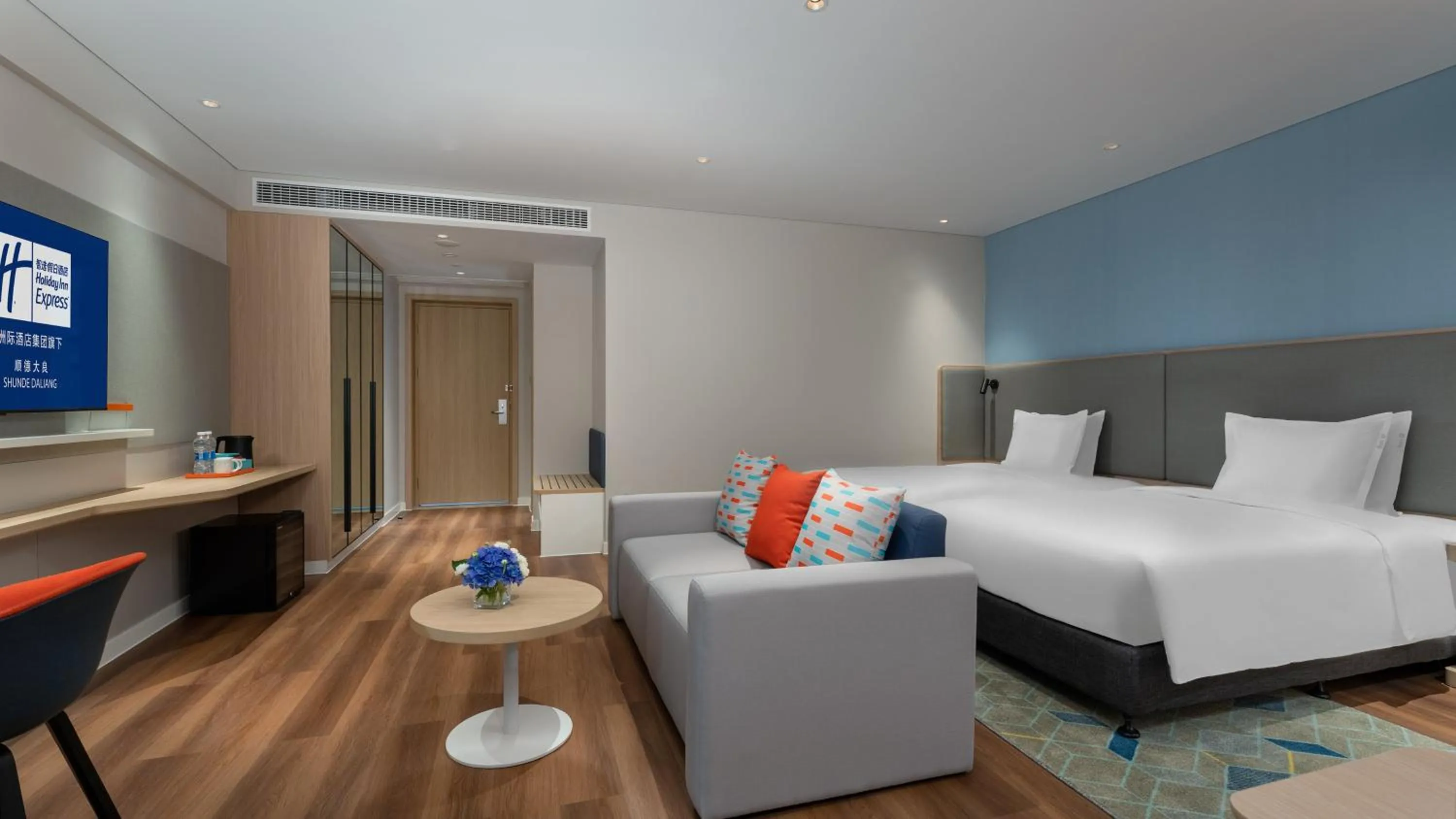 Photo of the whole room, Bed in Holiday Inn Express Shunde Daliang by IHG