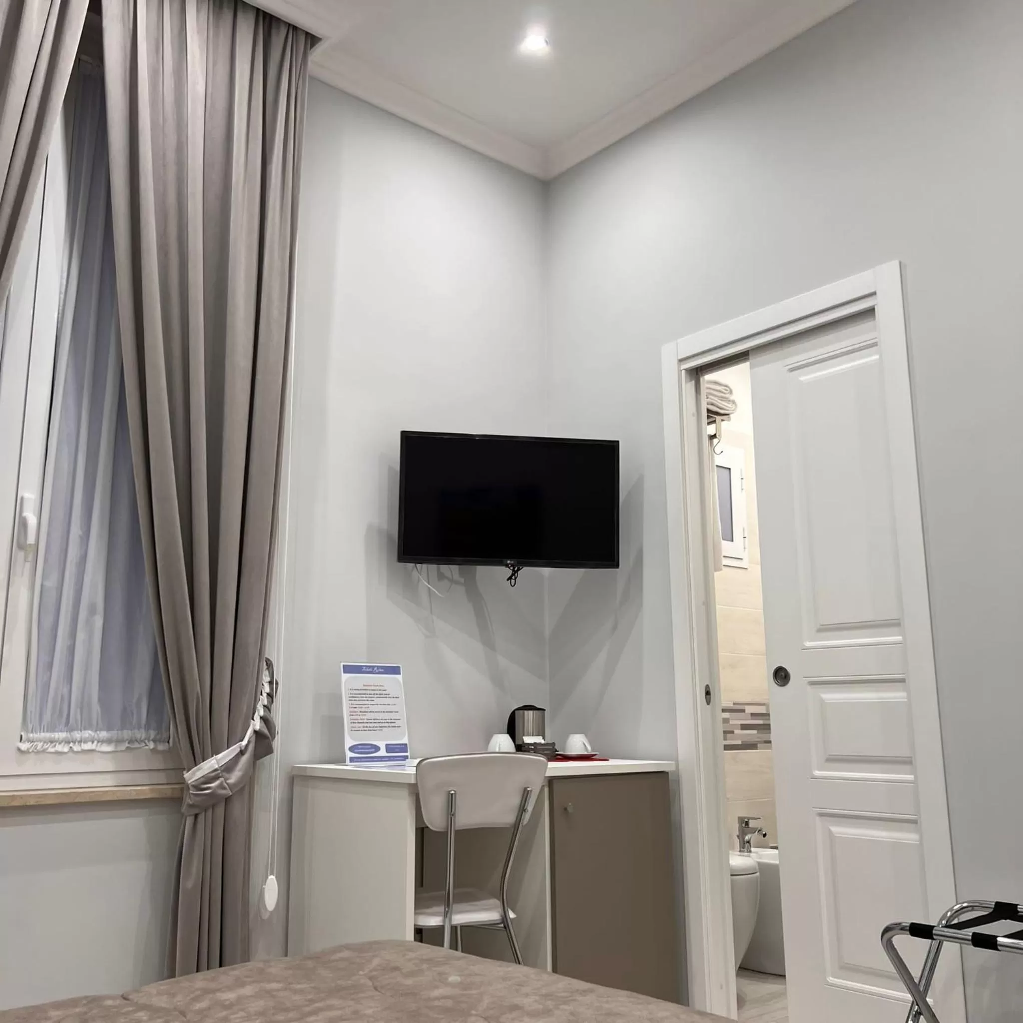 hair dresser, TV/Entertainment Center in Toledo Relax