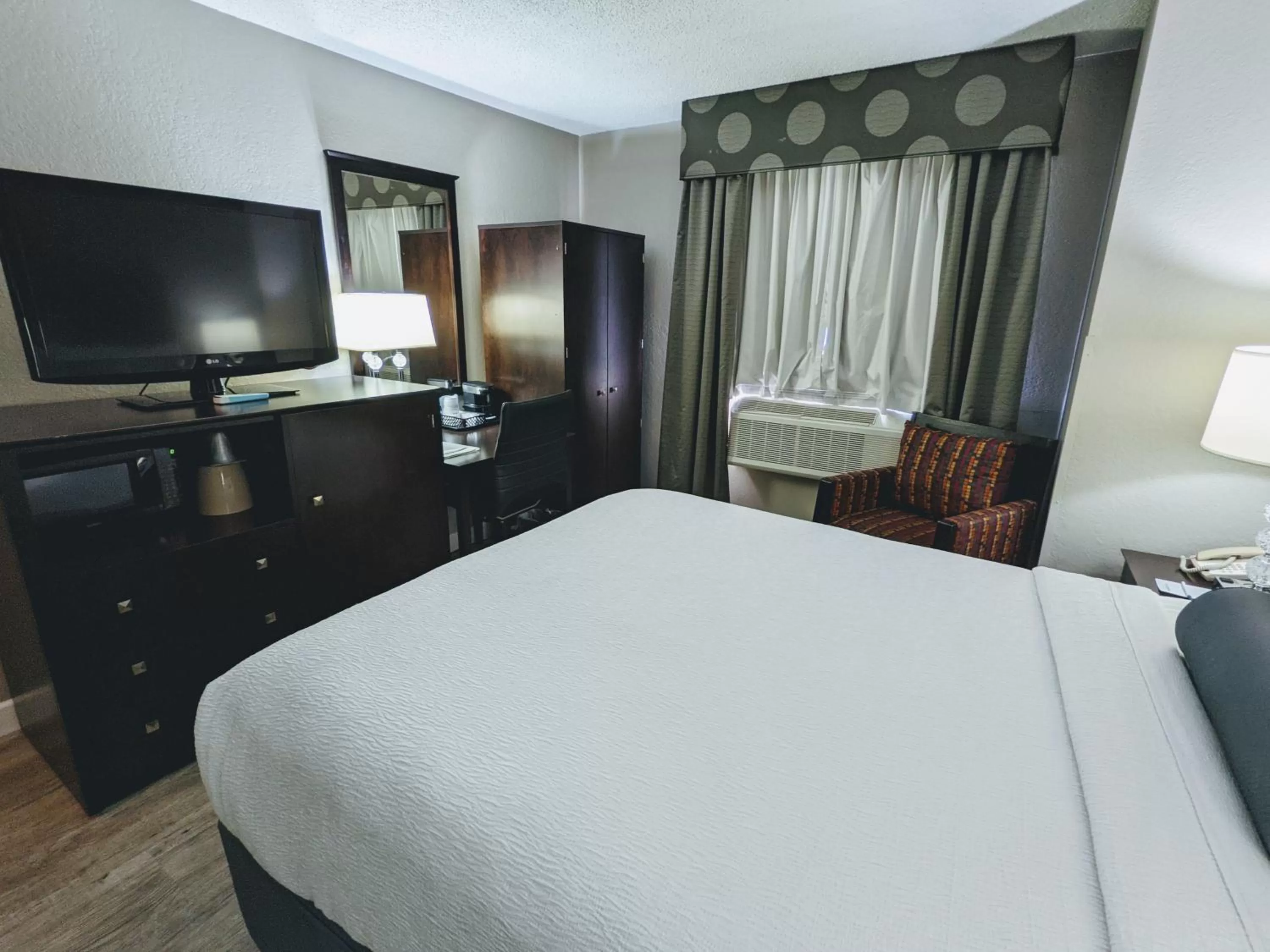 Bed in Best Western Eden Prairie Inn