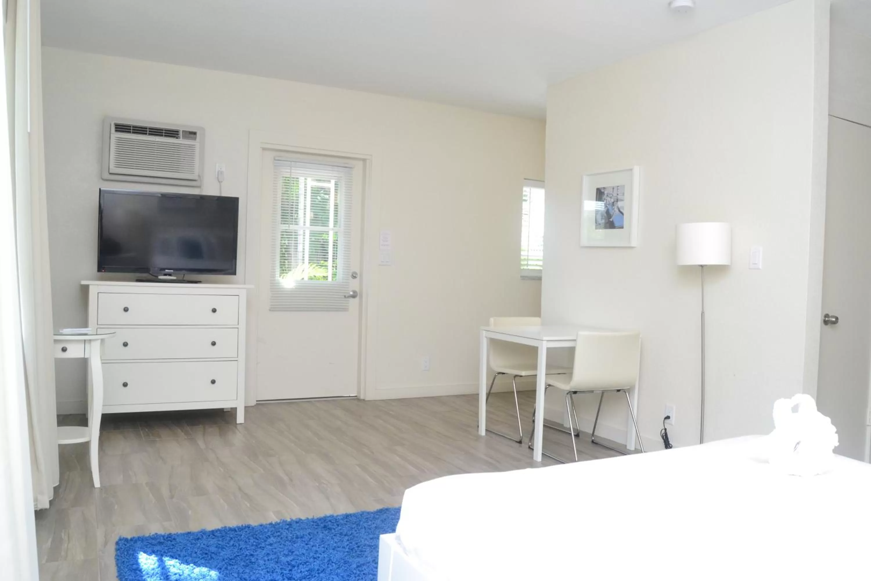 Bedroom, TV/Entertainment Center in Tara Hotel A North Beach Village Resort Hotel