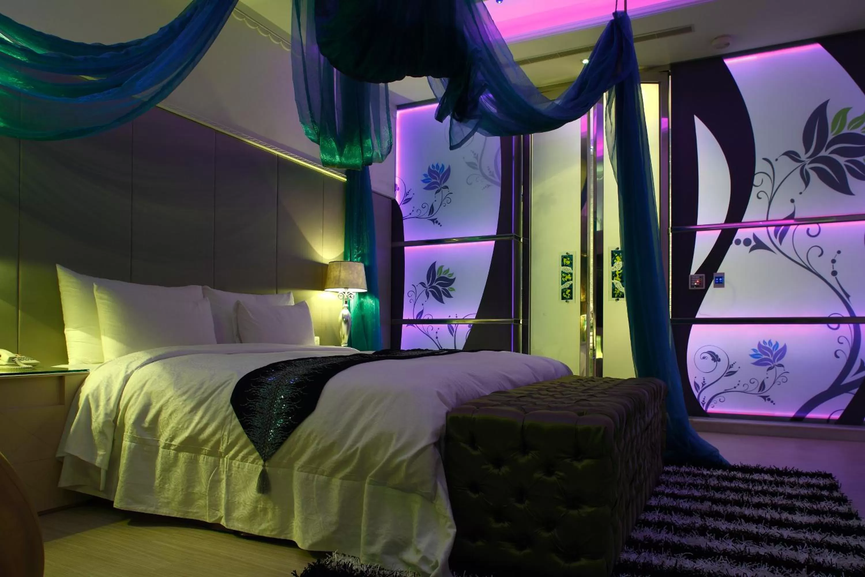 Photo of the whole room, Bed in Dryad Motel