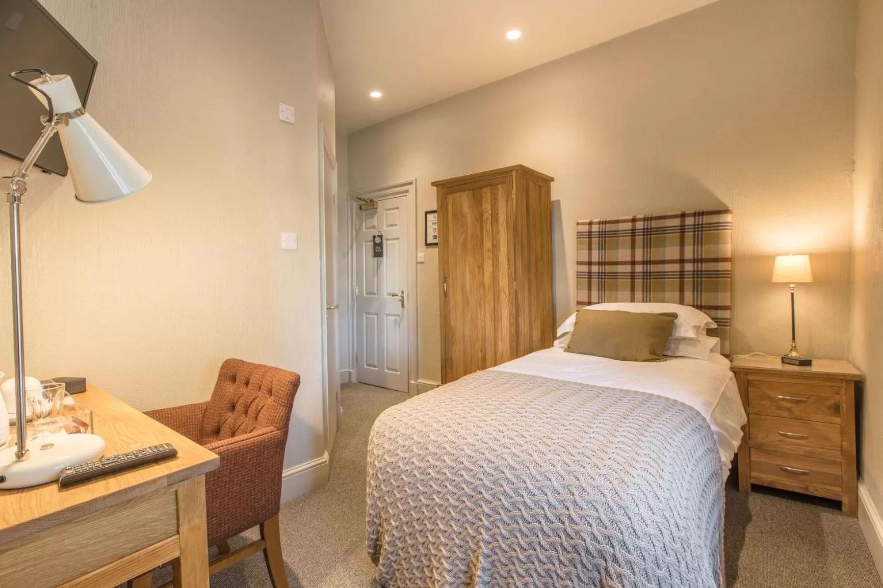 Shower, Bed in The George Hotel