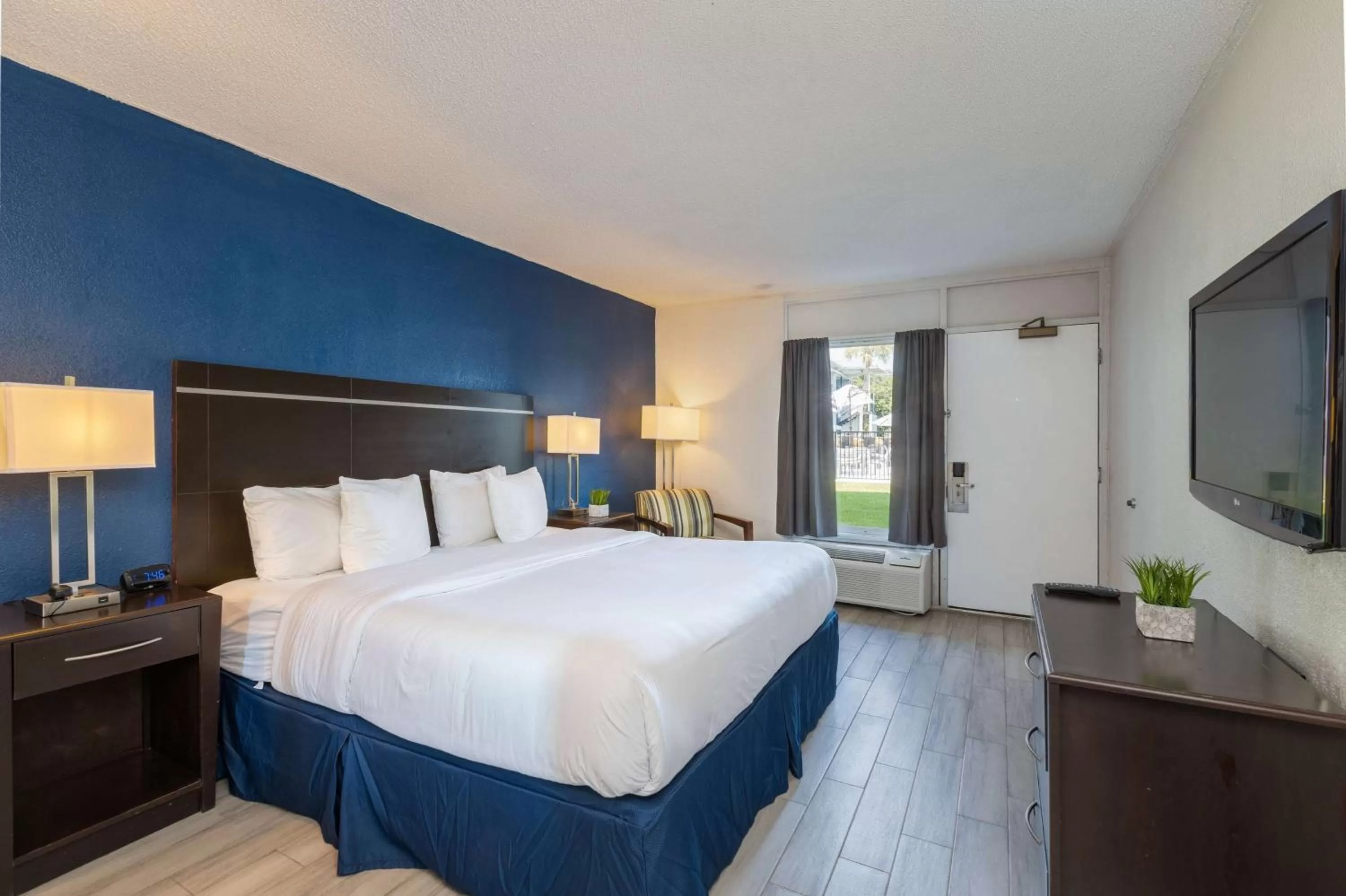 Photo of the whole room in Baymont by Wyndham Altamonte Springs