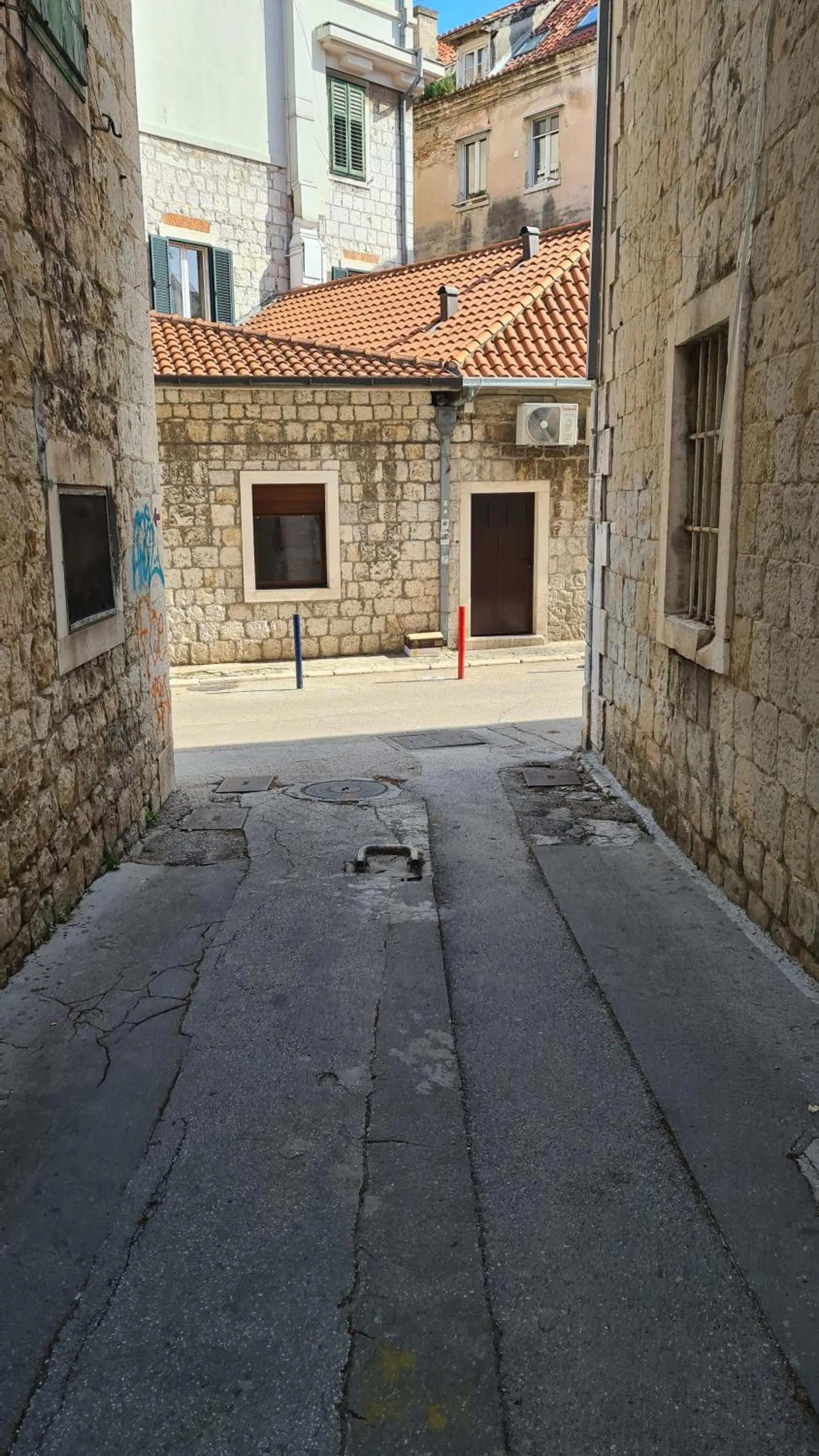 Neighbourhood in Apartment Central Old town with private indoor garage parking