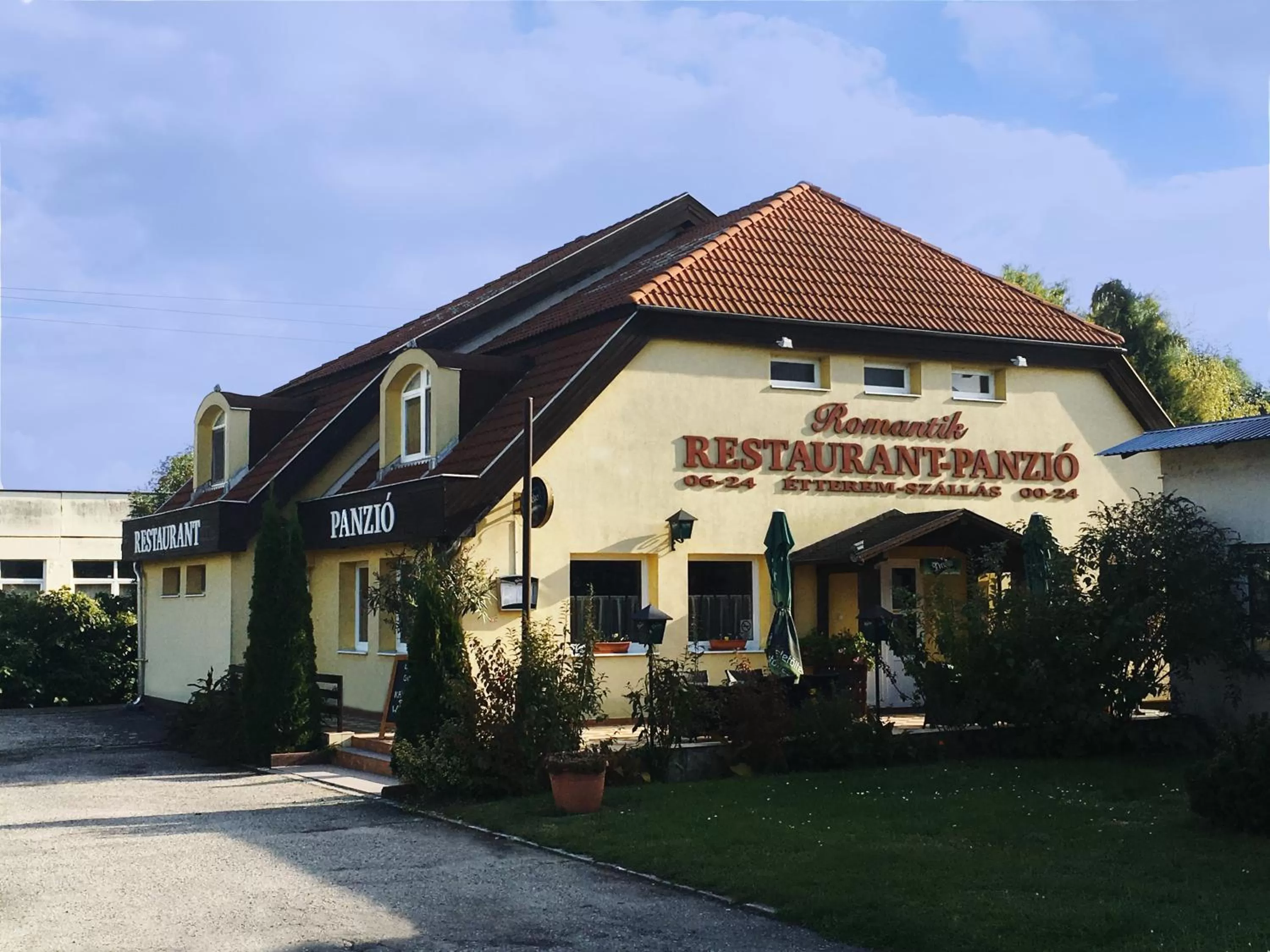 Property building in Romantik Étterem - Panzió