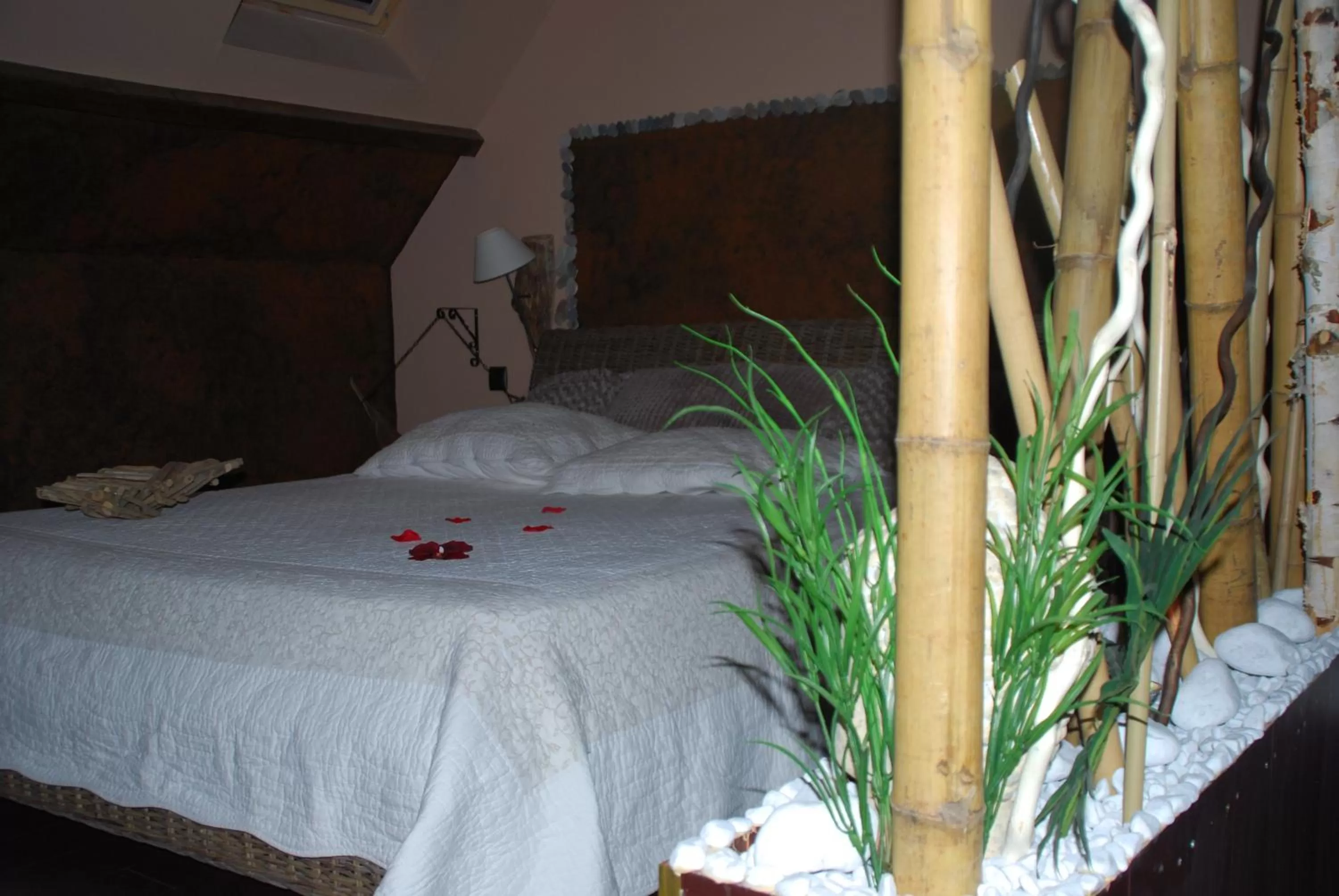 Bed in chambres d hotes ,hotel ,Secret d'une Nuit a vicq prės de onnaing,avec piscine