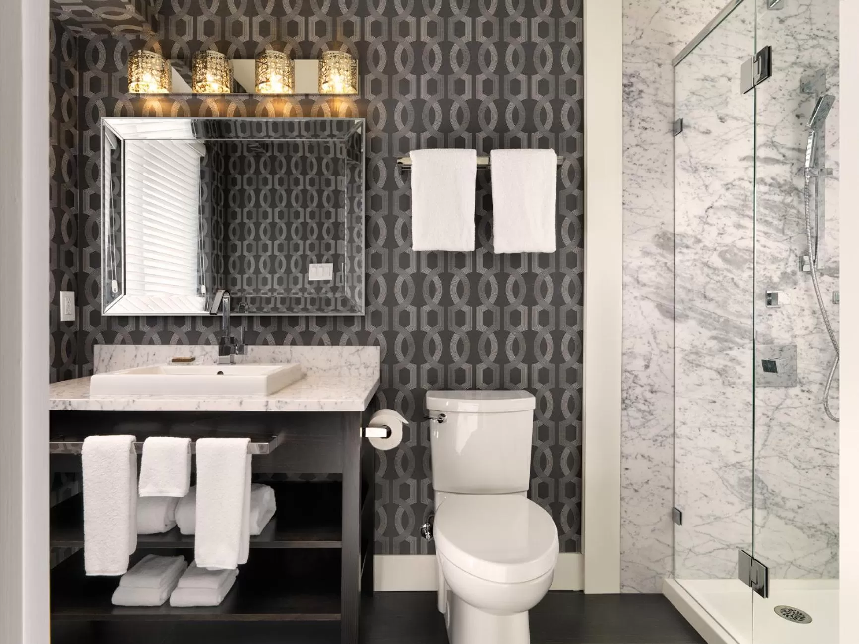 Shower in Best Western PLUS Inner Harbour Hotel