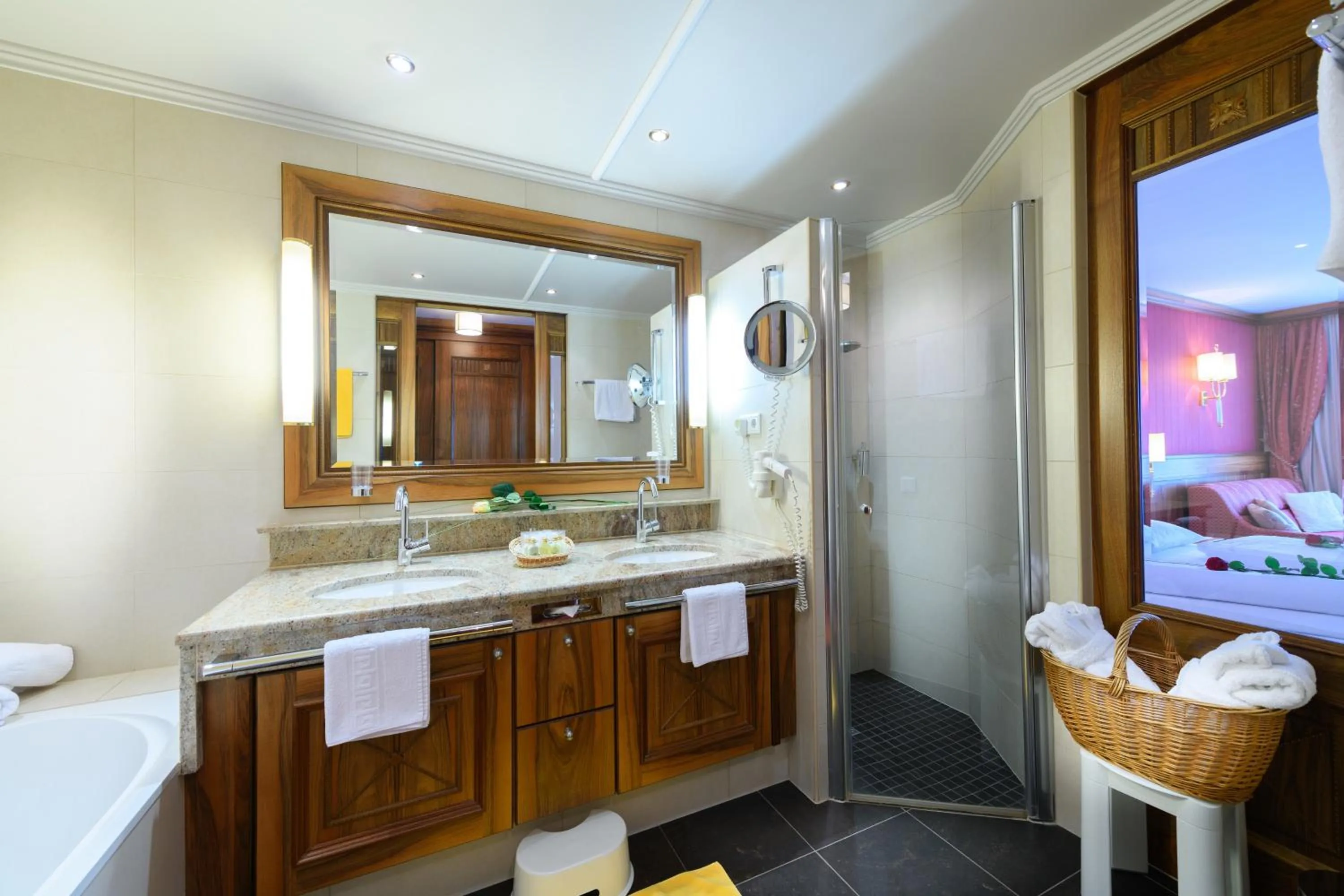 Bathroom, Bed in Alpenpark Resort Superior