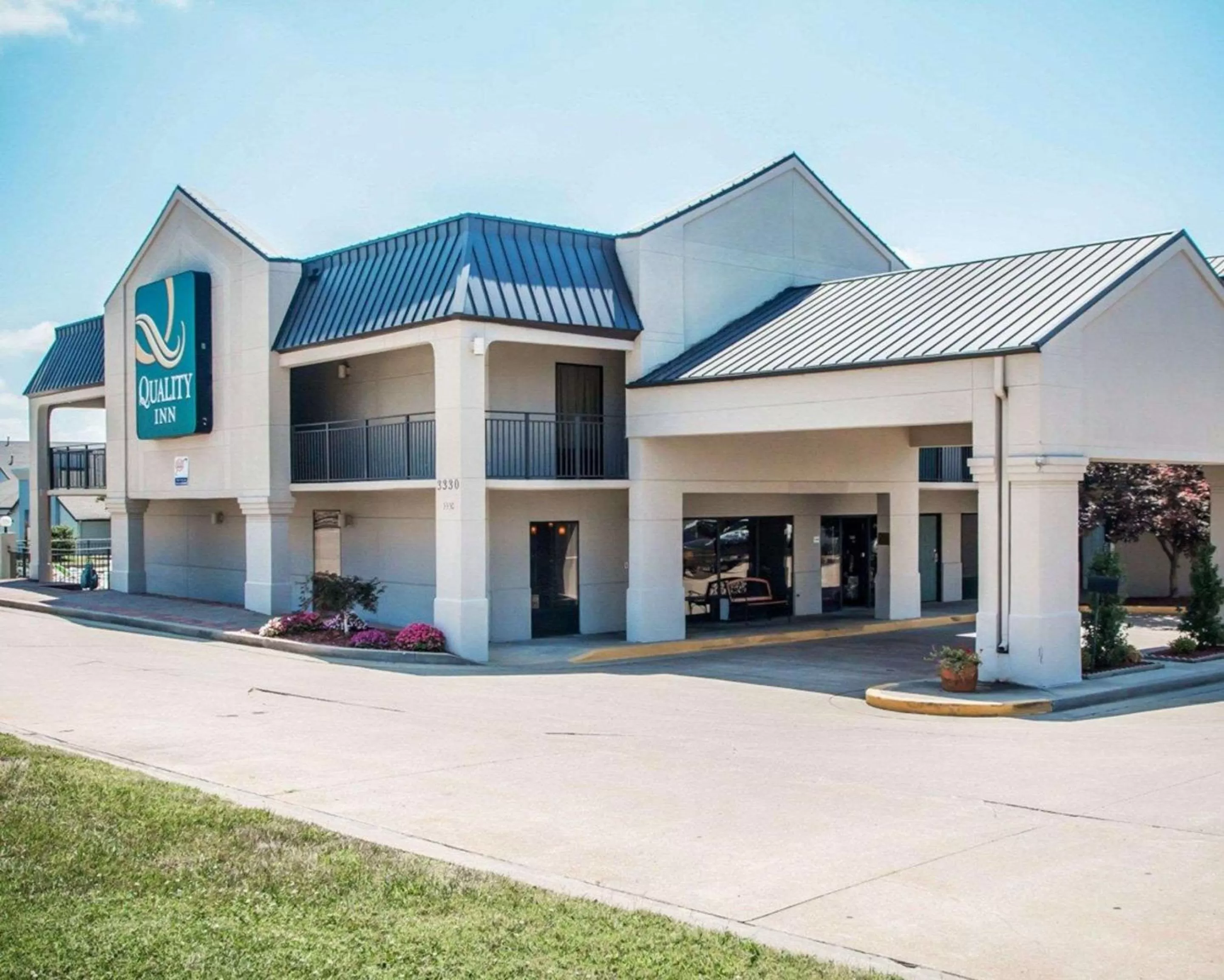 Property building in Quality Inn US65 & E Battlefield Rd Springfield