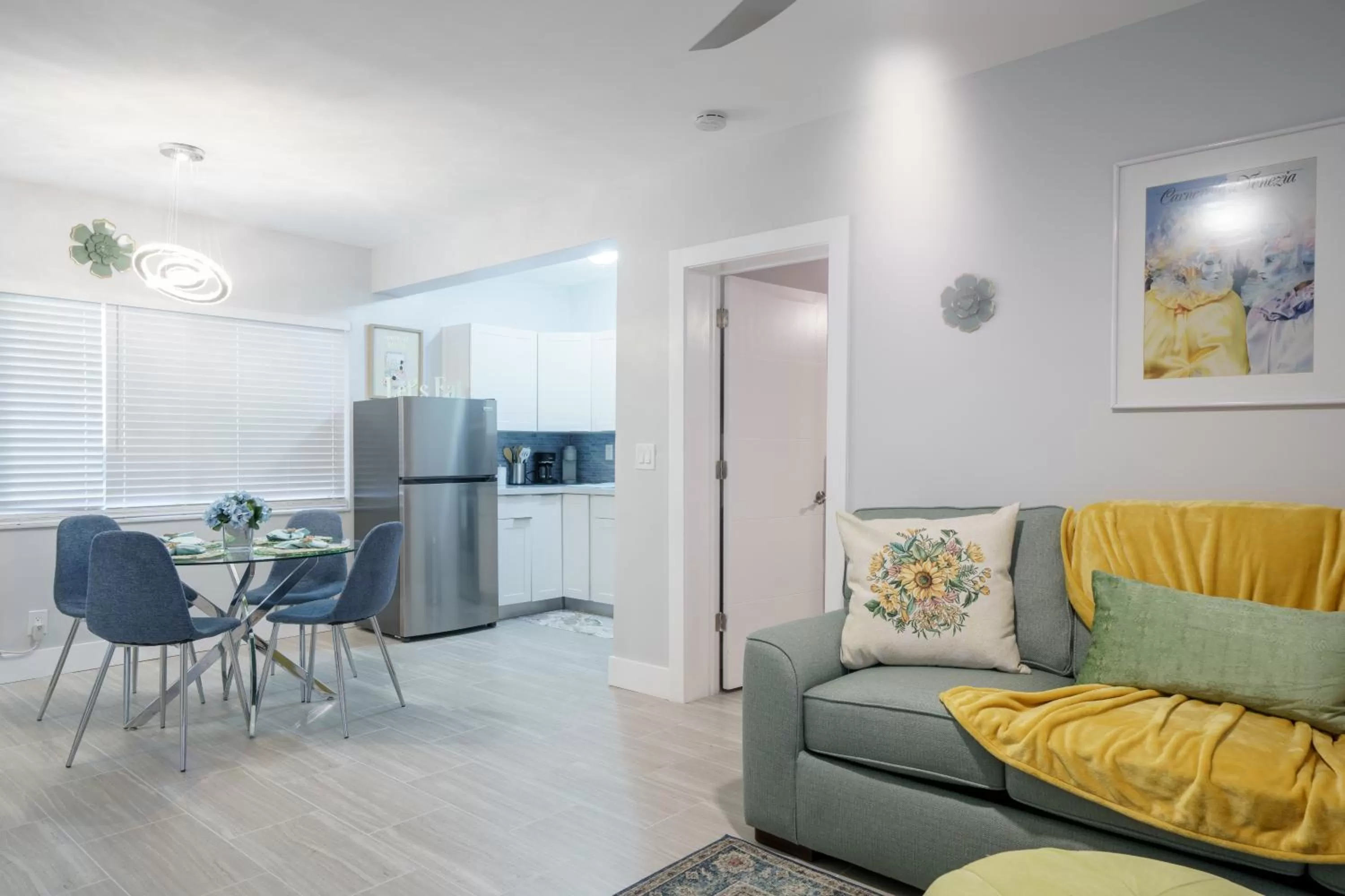 Dining area in The Surf Hollywood Beach