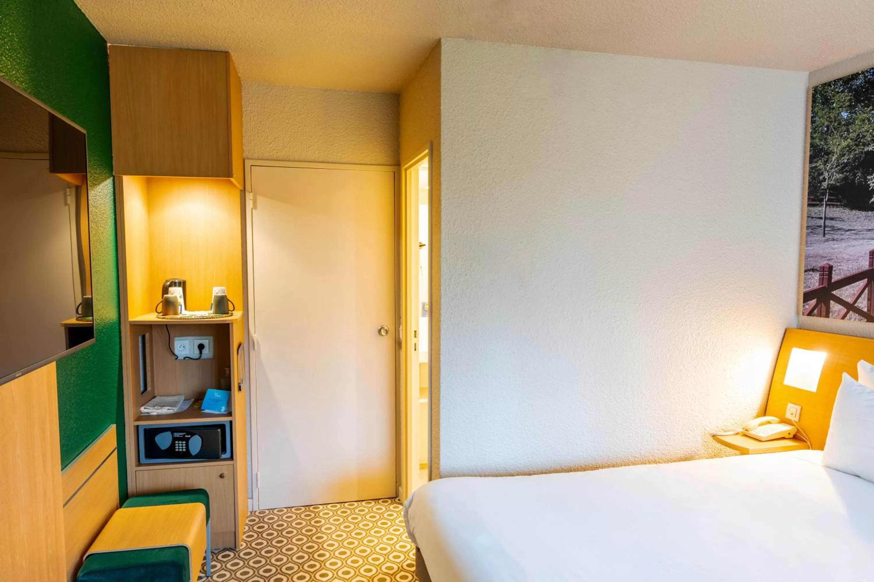 Bed in Novotel Orléans Chemins De Sologne Demeures De Campagne