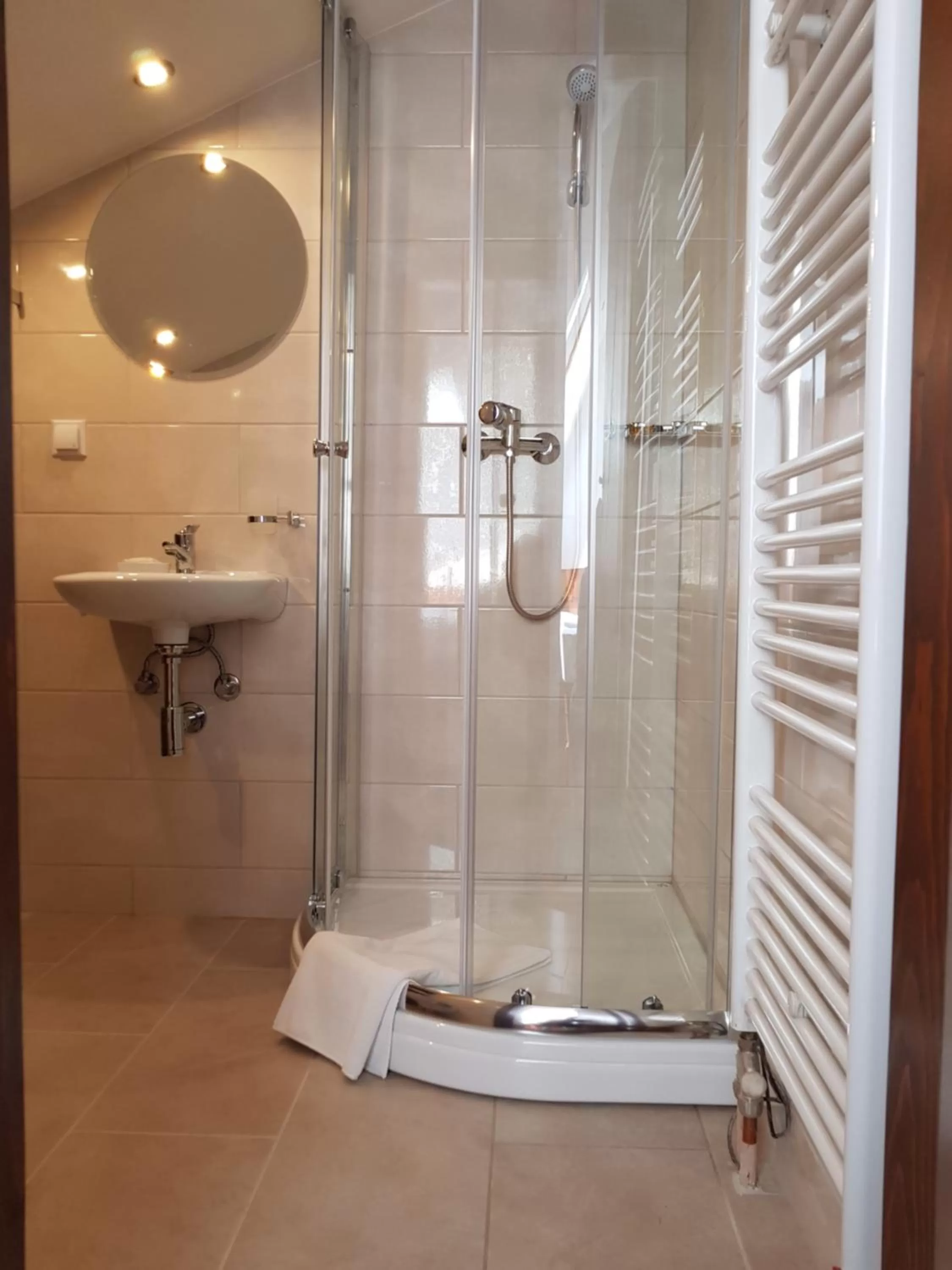 Shower, Bathroom in Garni Hotel Konak