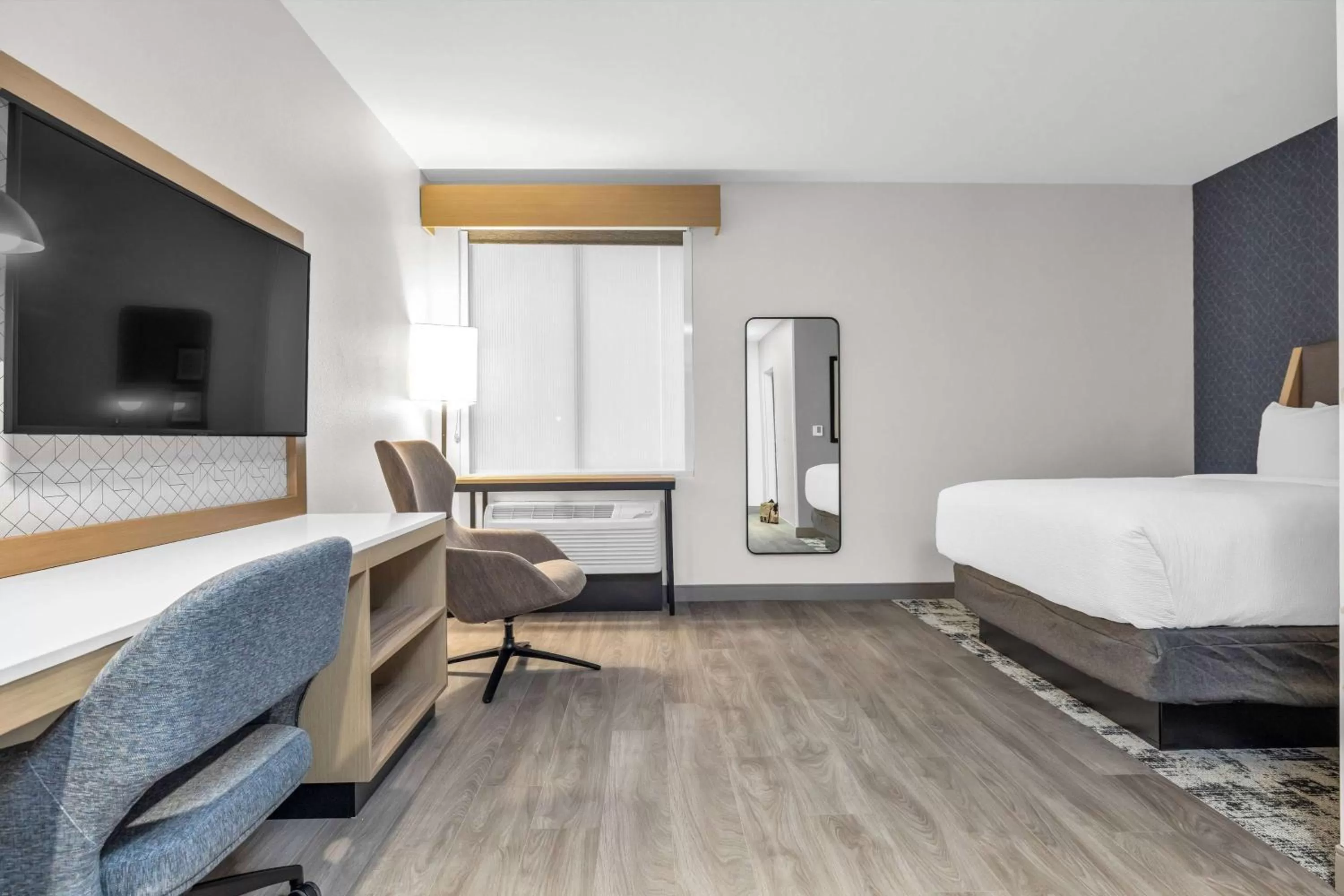 Photo of the whole room, Bed in La Quinta Inn & Suites by Wyndham San Jose Airport-Downtown