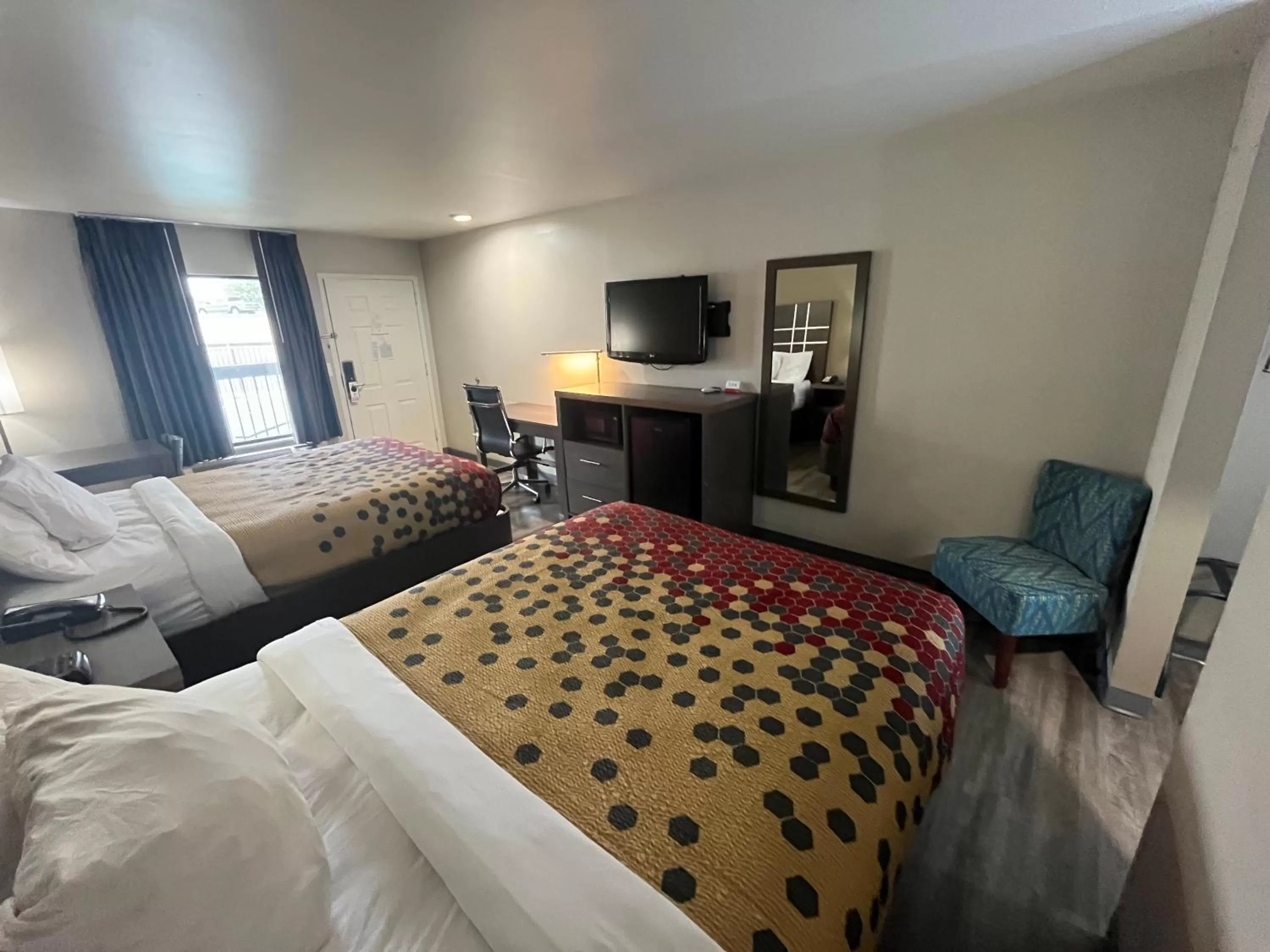 Bed in Econo Lodge Inn & Suites Murfreesboro Shopping District