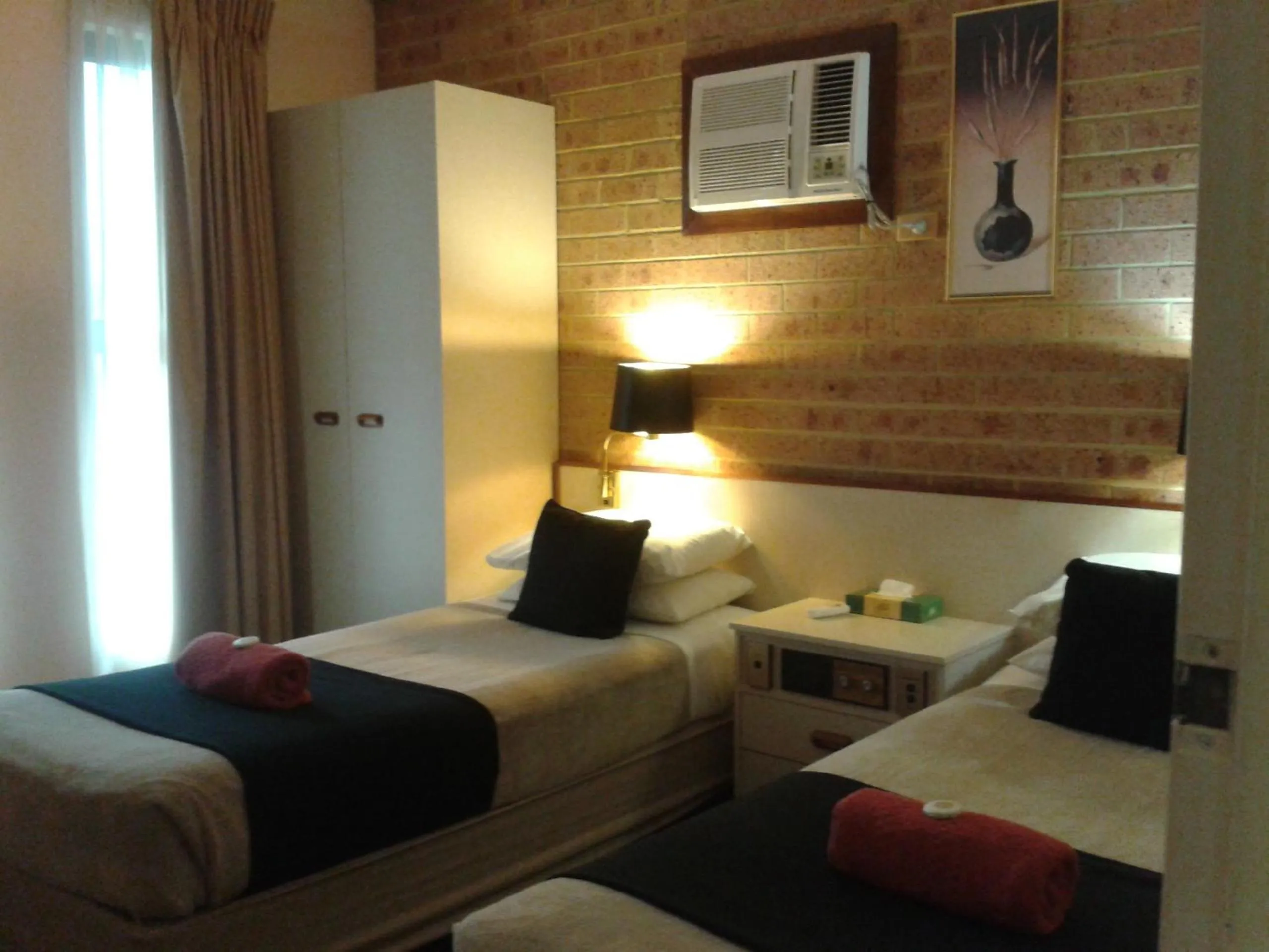 Photo of the whole room, Bed in Elsinor Motor Lodge