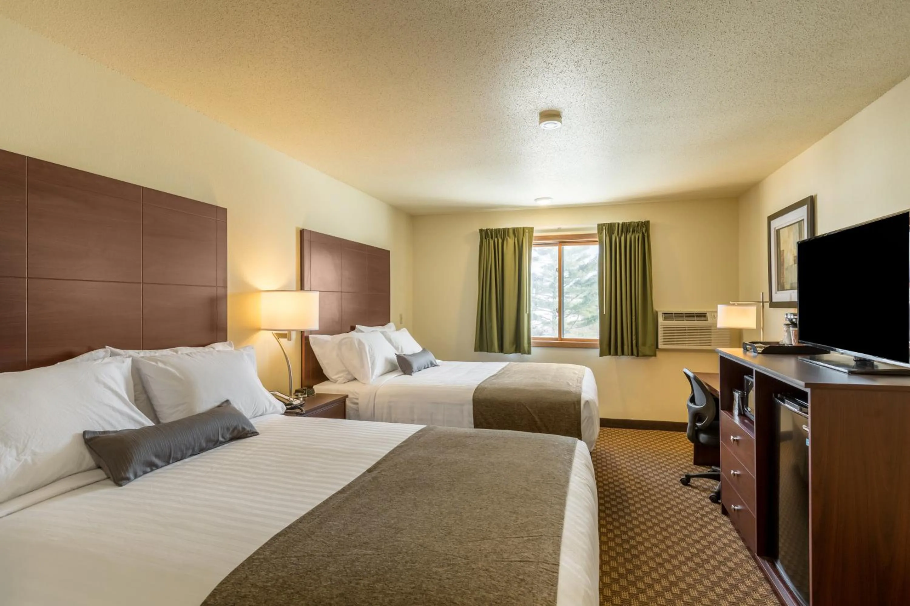 TV and multimedia, Bed in Cobblestone Inn & Suites - Merrill