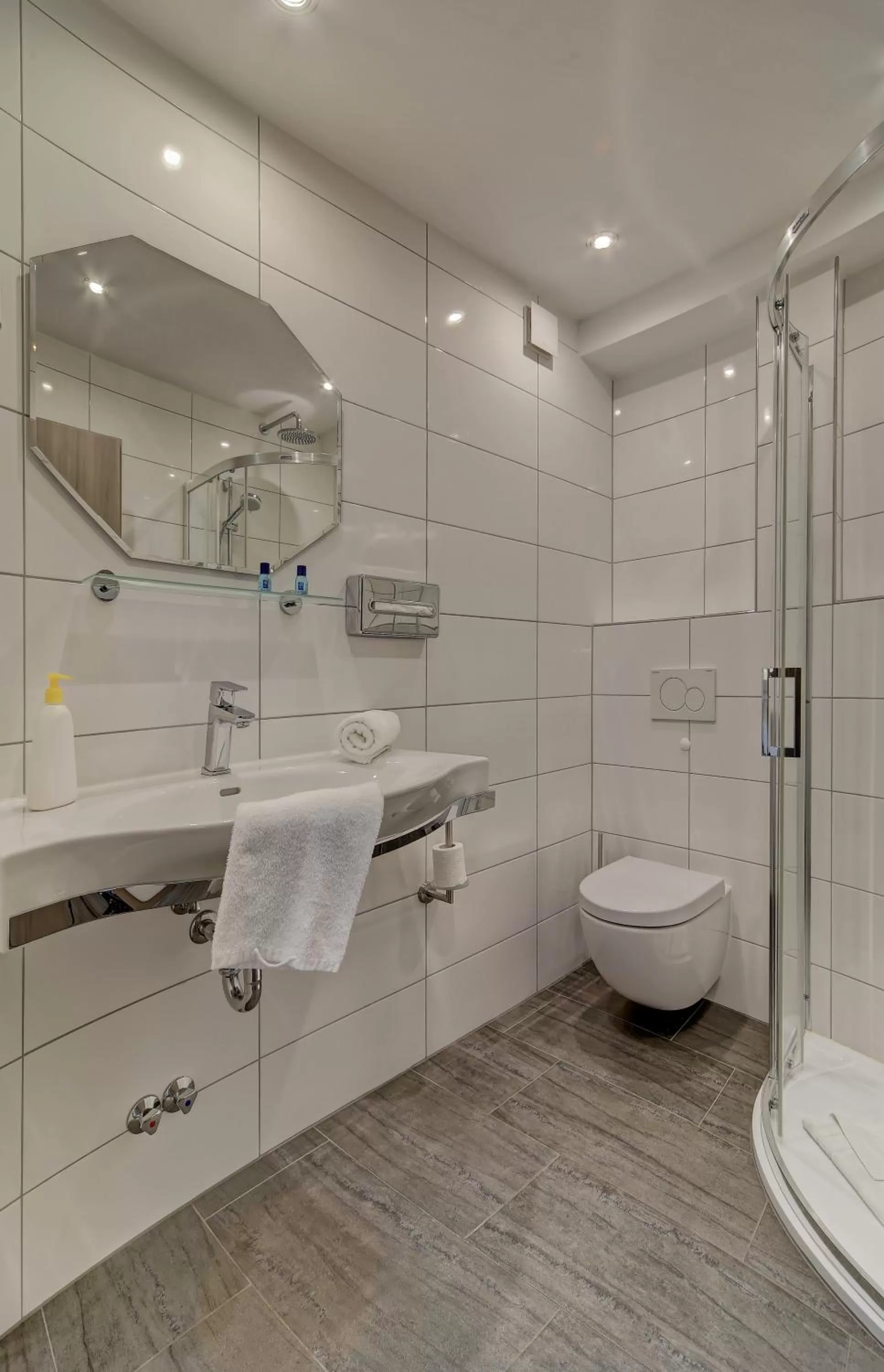 Shower in Hotel Post