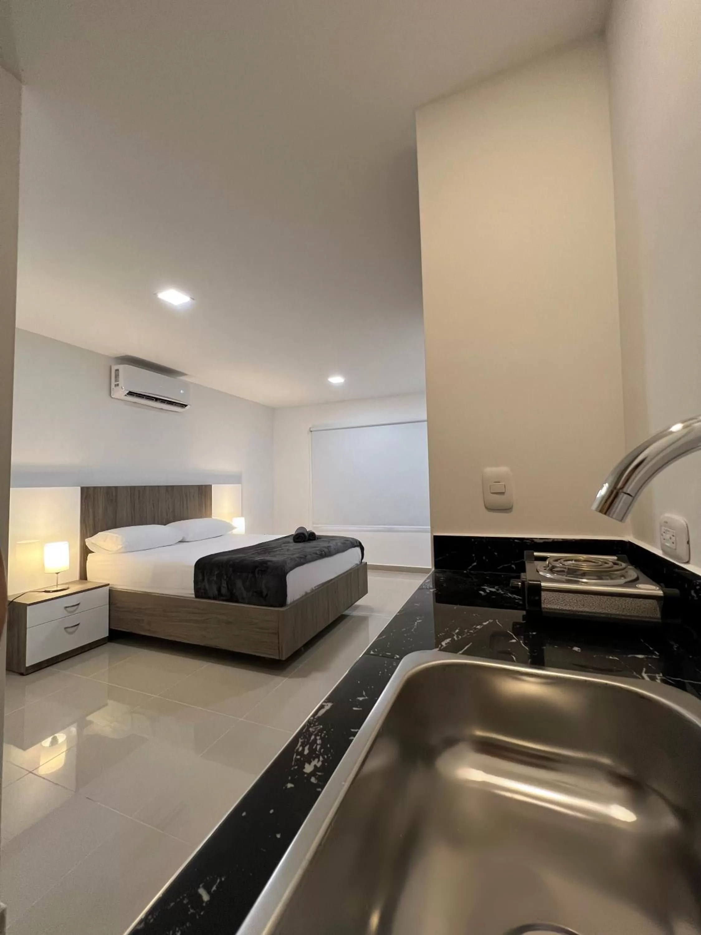 Kitchen or kitchenette, Bed in Hotel Boutique Business Center