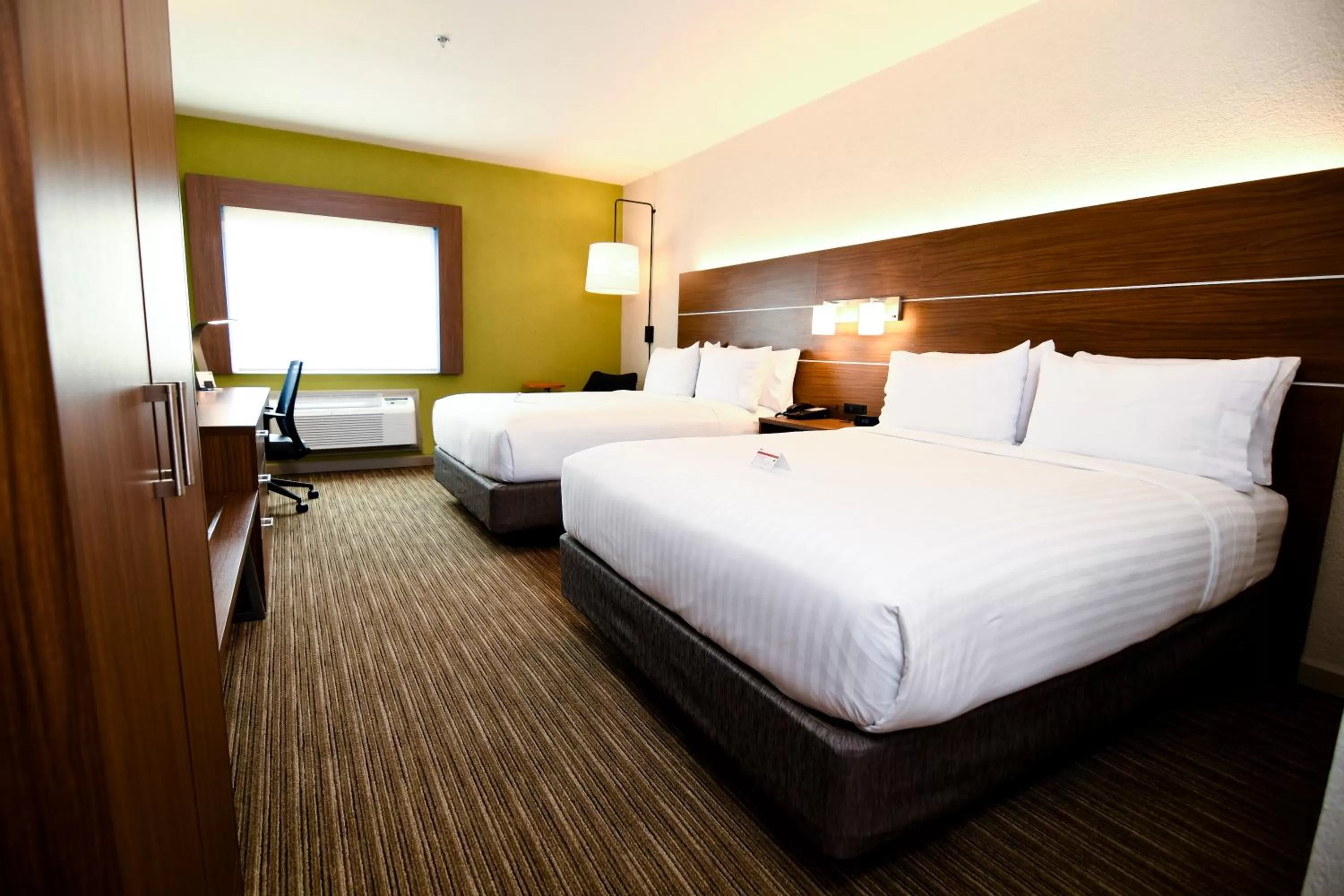 Photo of the whole room, Bed in Holiday Inn Express Hotel & Suites Port Clinton-Catawba Island by IHG