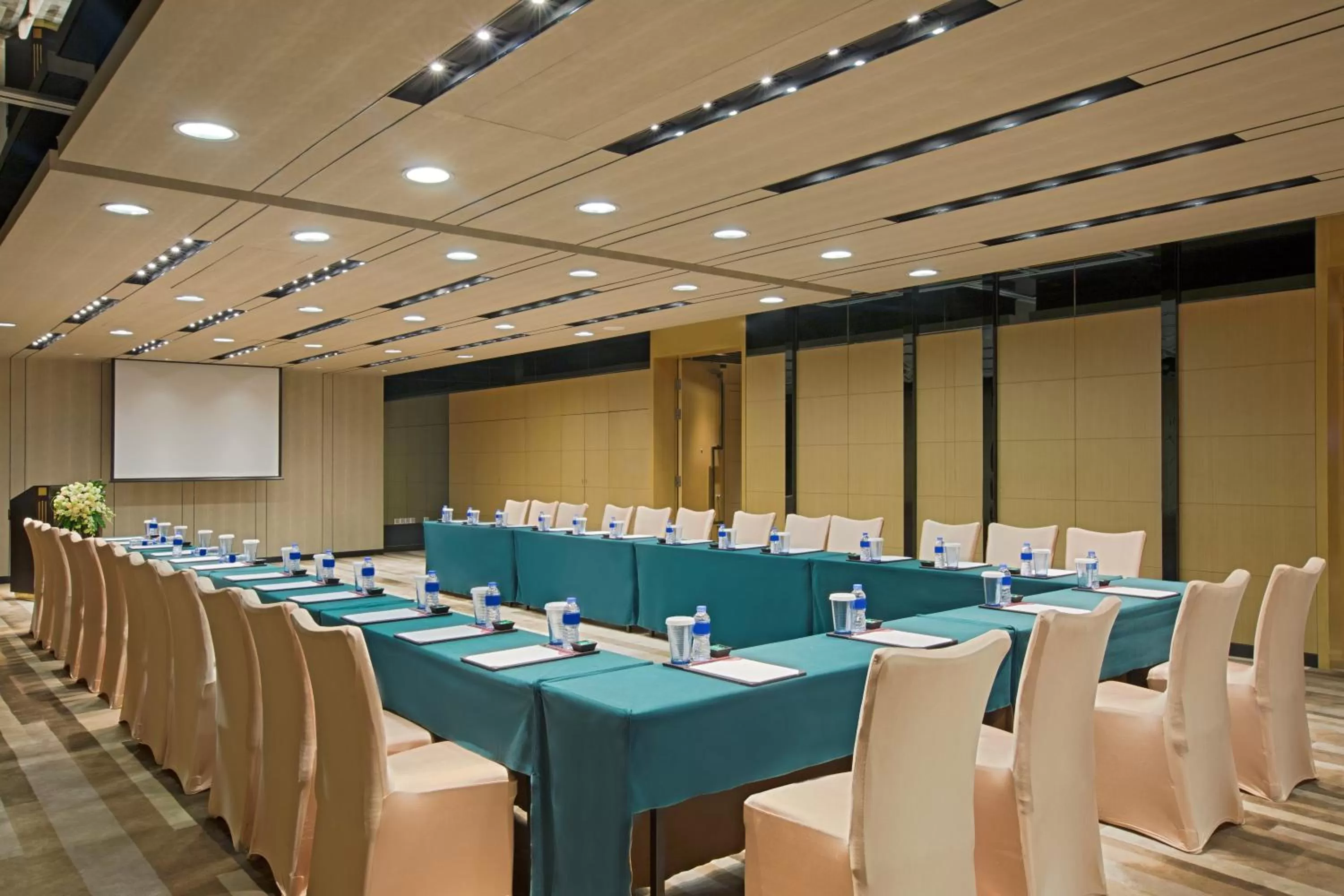 Meeting/conference room in Crowne Plaza Guangzhou Huadu by IHG