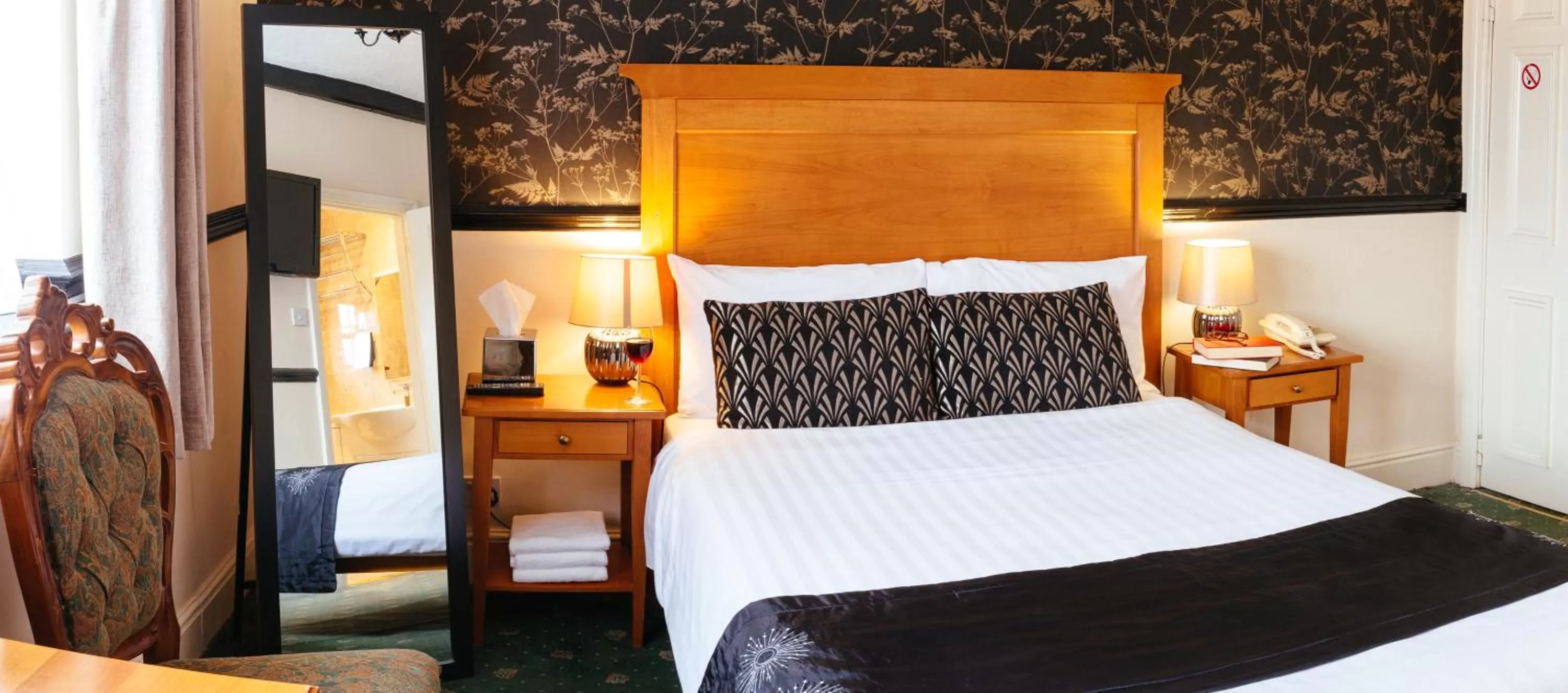 Bedroom, Bed in Pymgate Lodge Hotel Manchester Airport