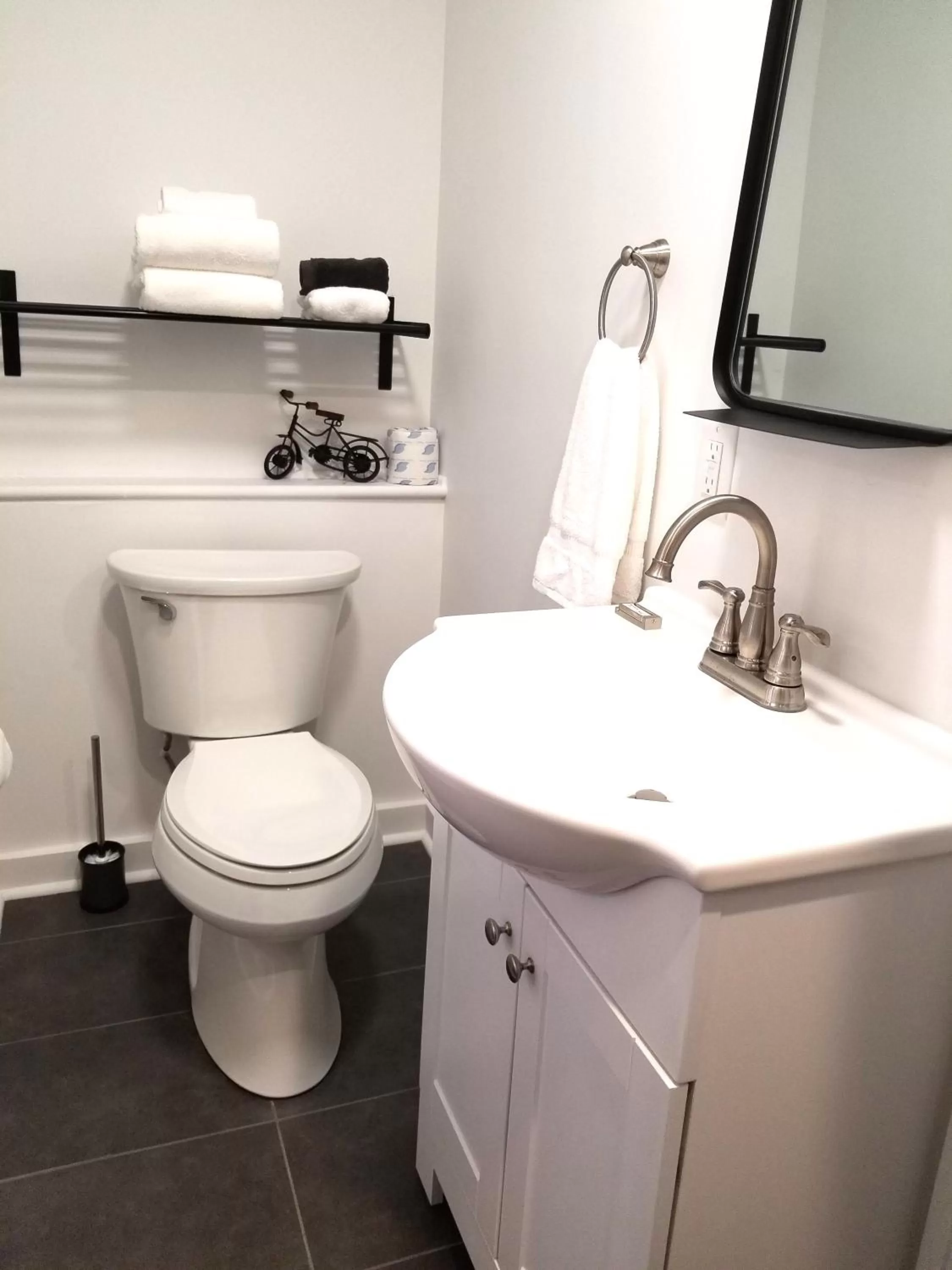 Toilet, Bathroom in The Kenwood Gables