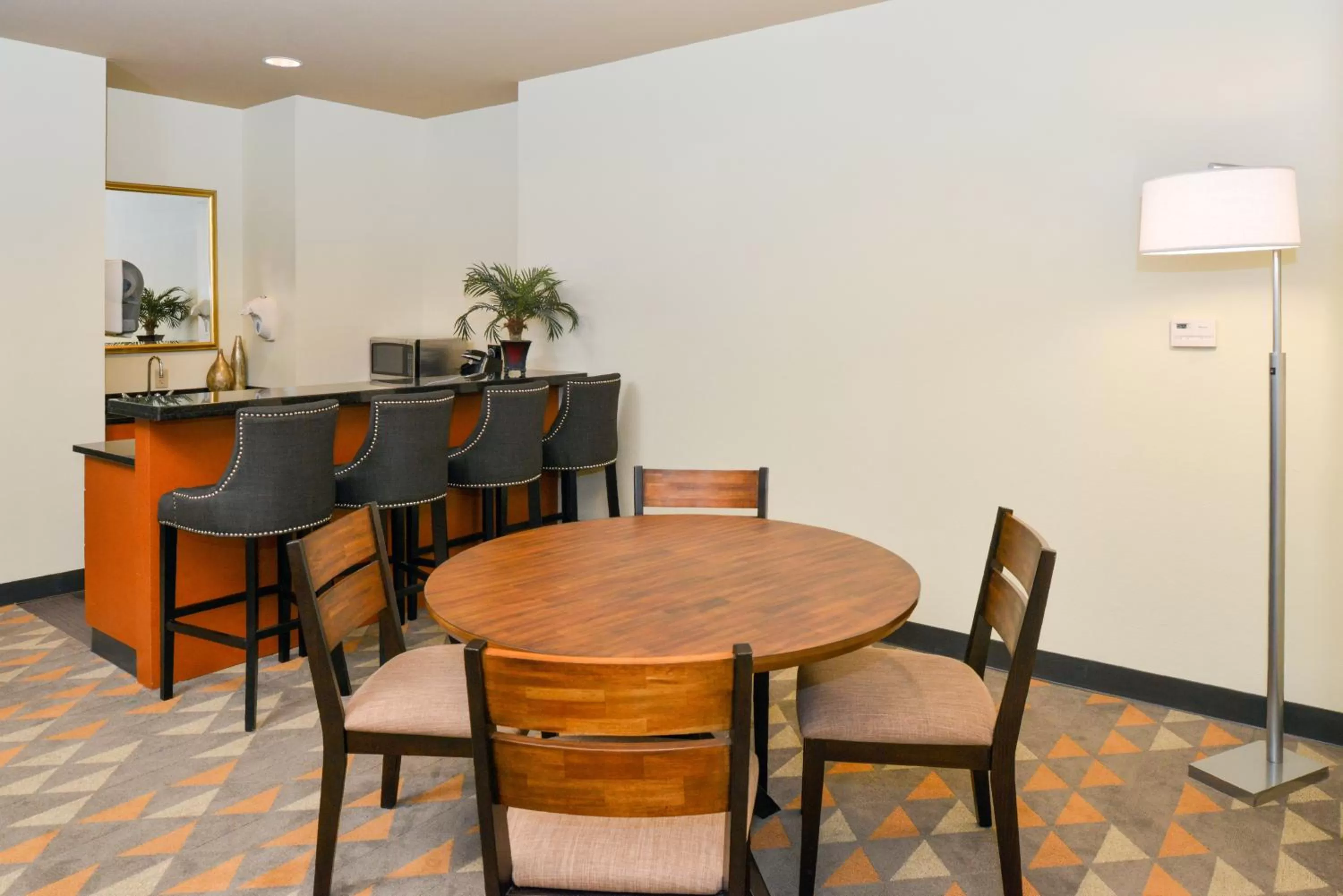 Photo of the whole room in Holiday Inn Kansas City Airport by IHG