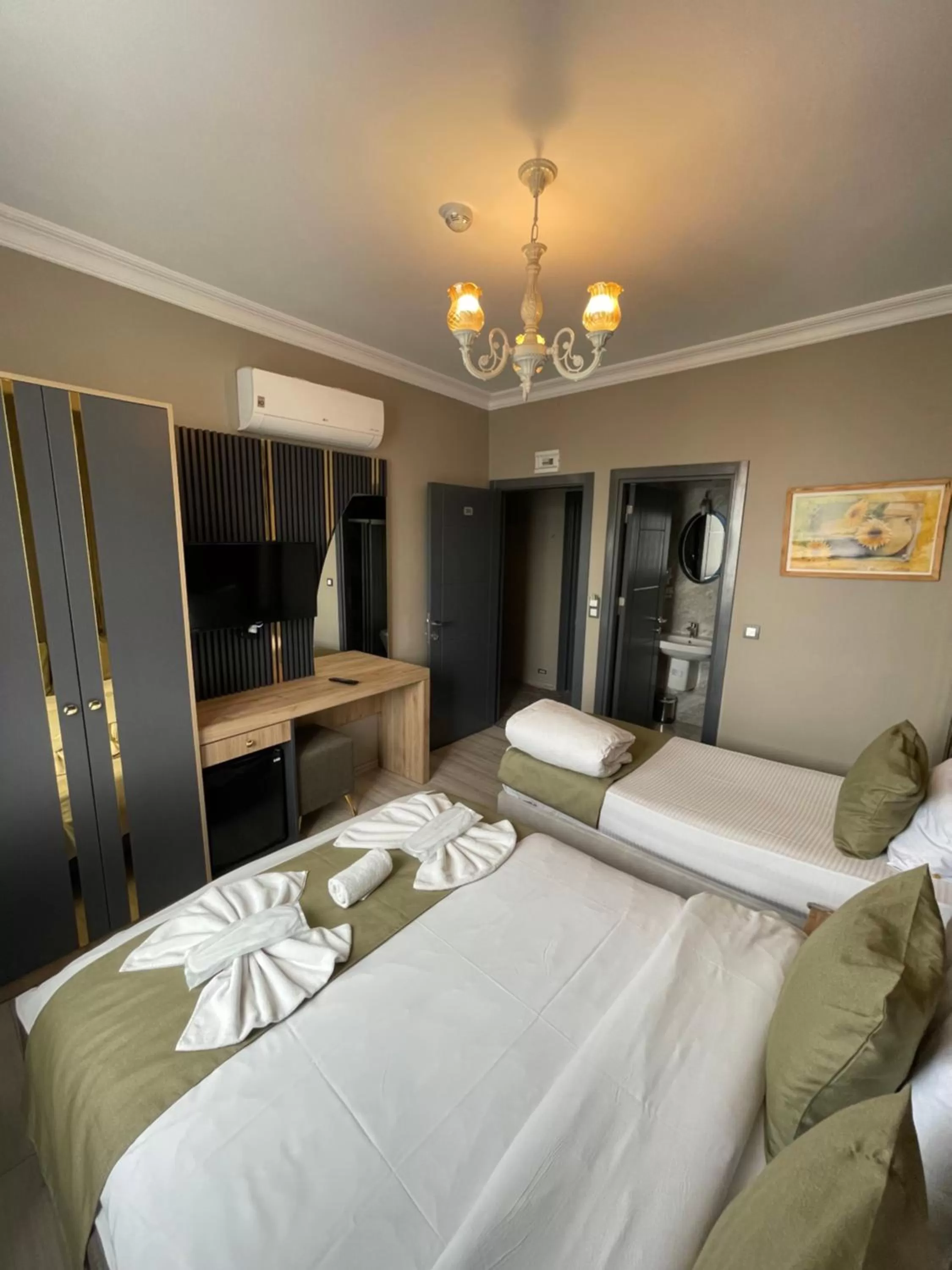 Photo of the whole room, Bed in New Taksim Hotel