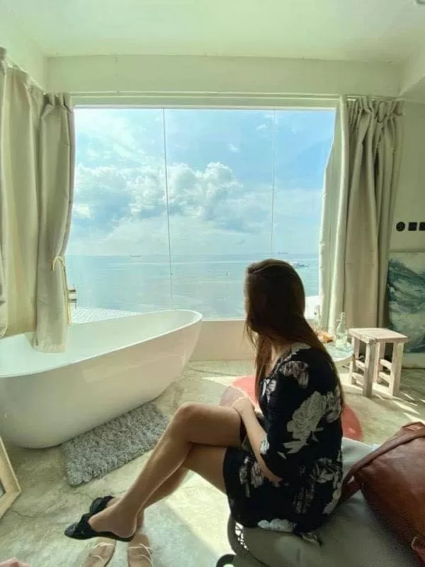 People in Sugarsea Inn & Dive shop