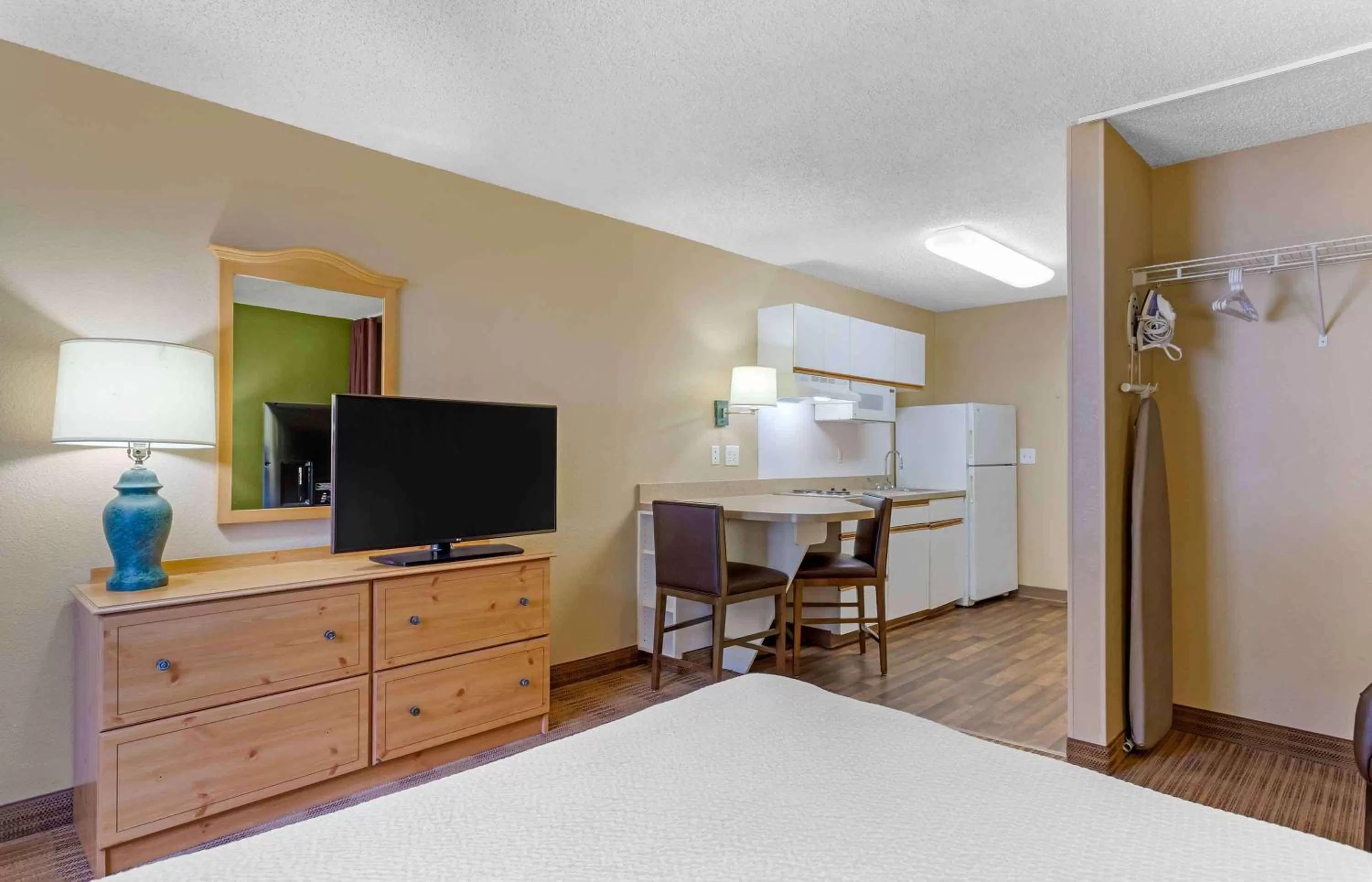 Bedroom in Extended Stay America Suites - Houston - Galleria - Uptown