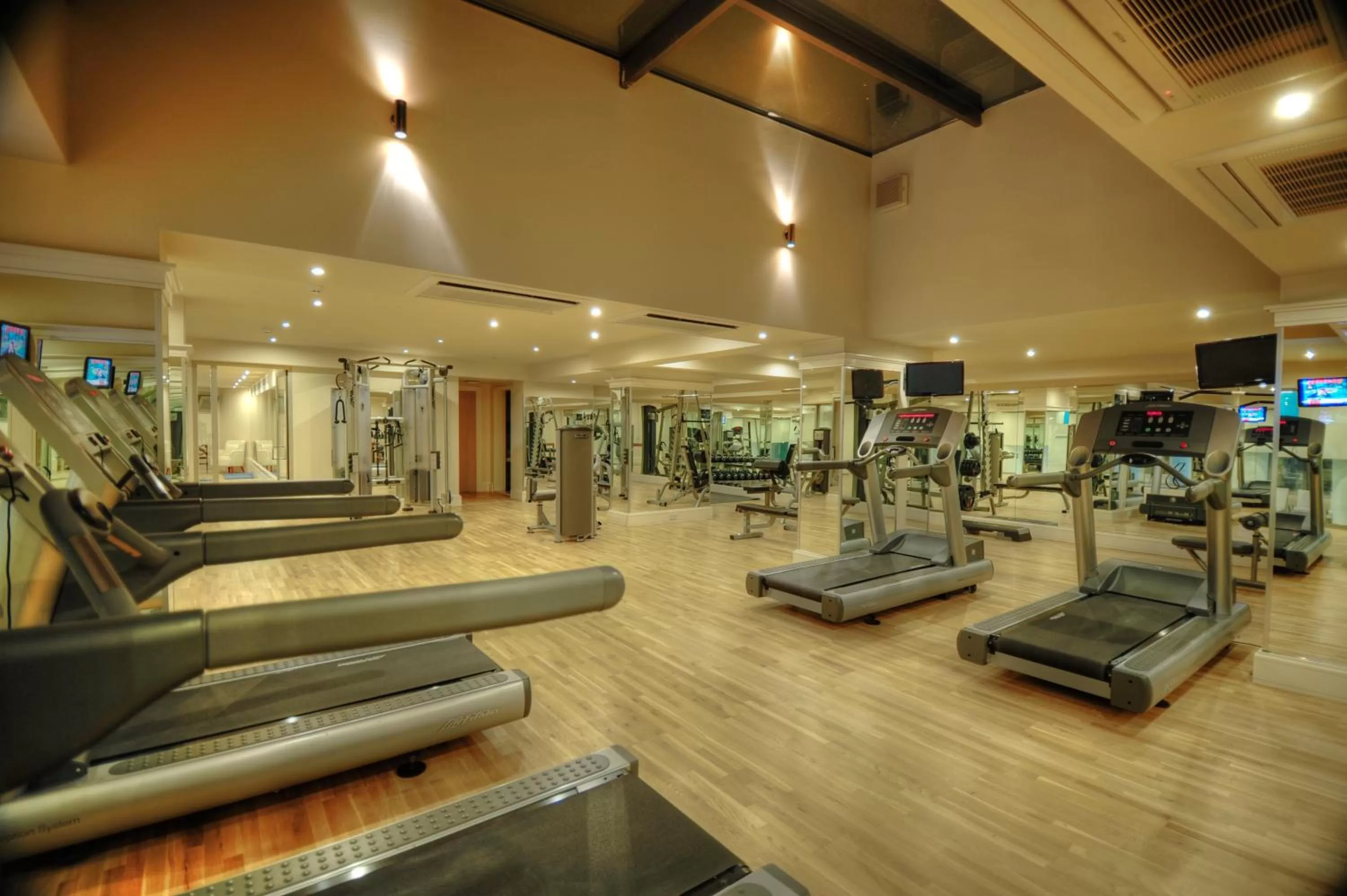 Fitness centre/facilities in Lvzz Hotel