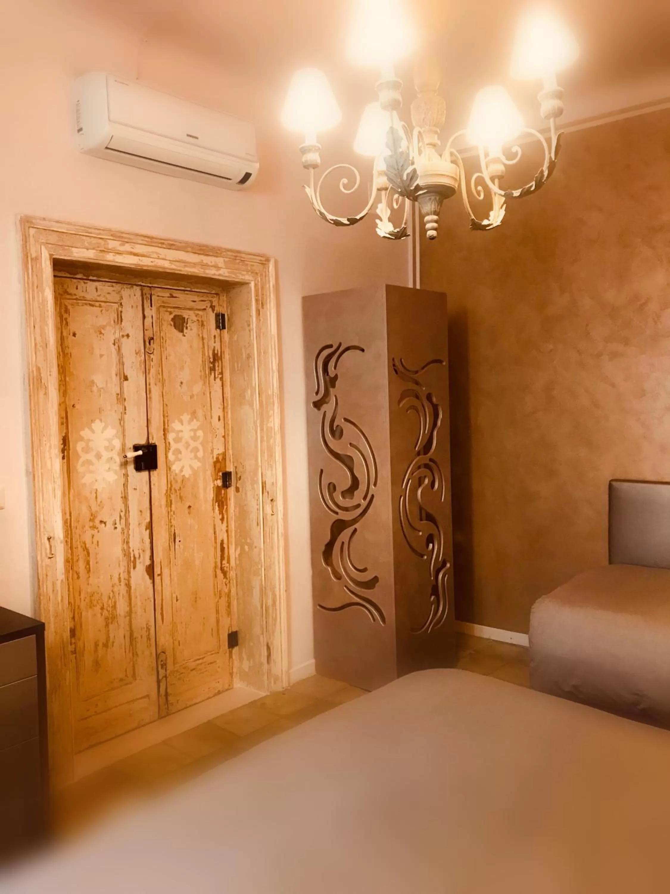 Decorative detail, Bed in Albergo Diffuso Dimora Rossi B&B