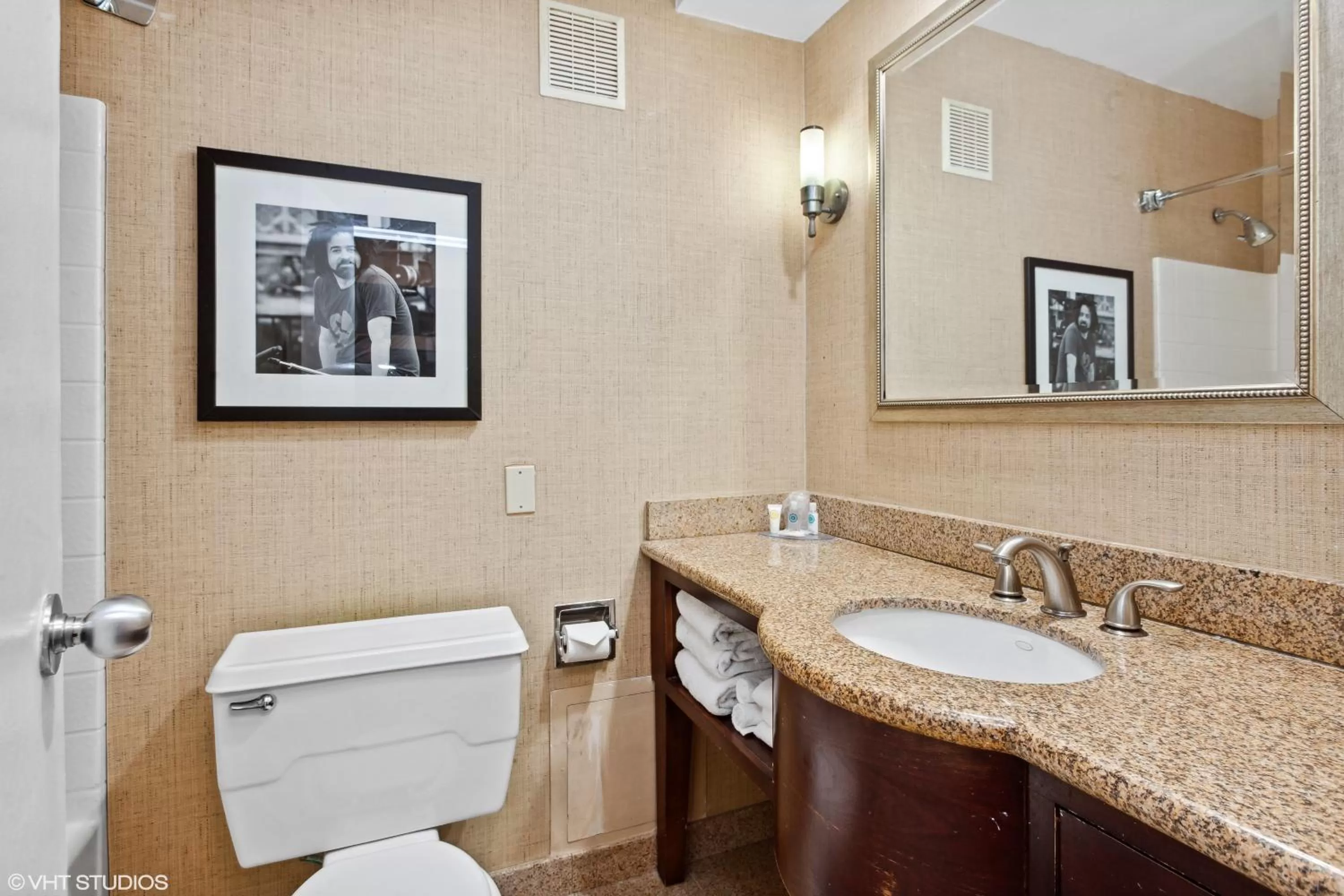 Toilet in Comfort Inn & Suites Baltimore Inner Harbor