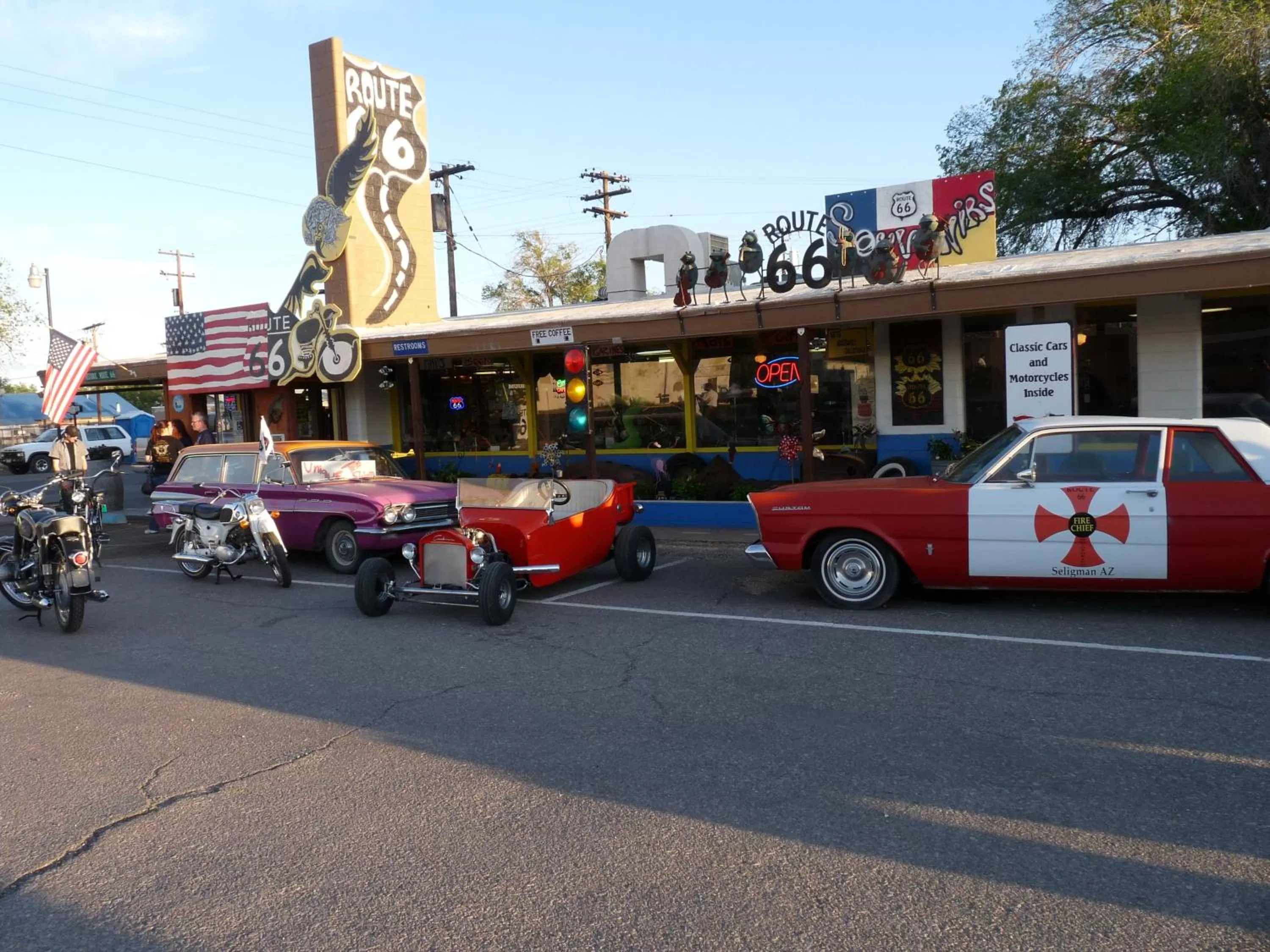 Shopping Area in Deluxe Inn