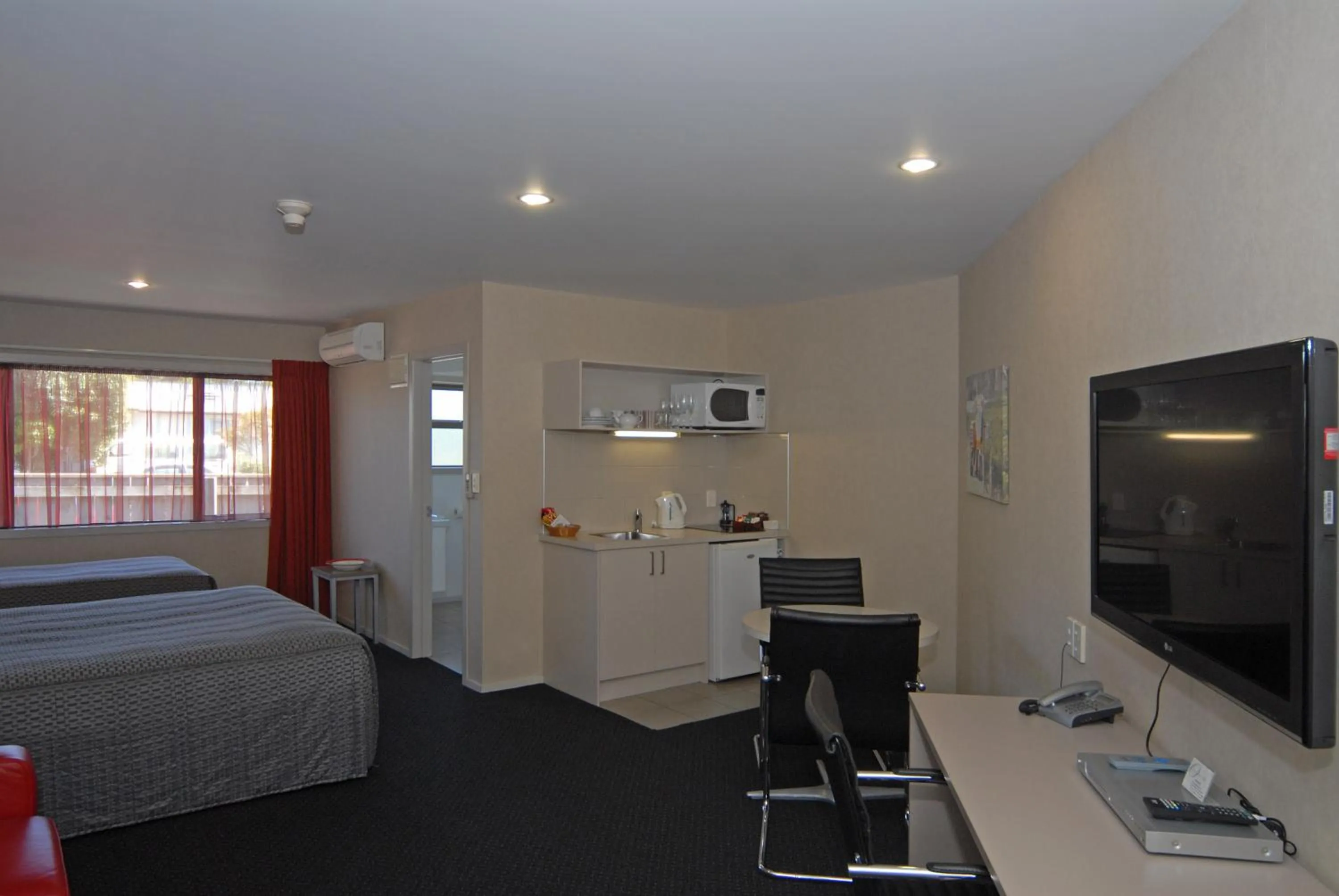 Day, Bed in Omahu Motor Lodge