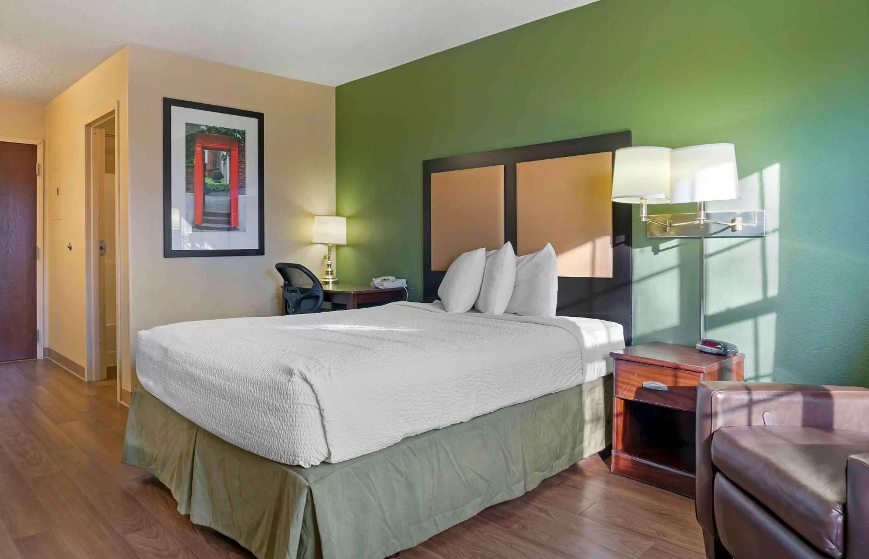Bedroom, Bed in Extended Stay America Select Suites - Detroit - Farmington Hills