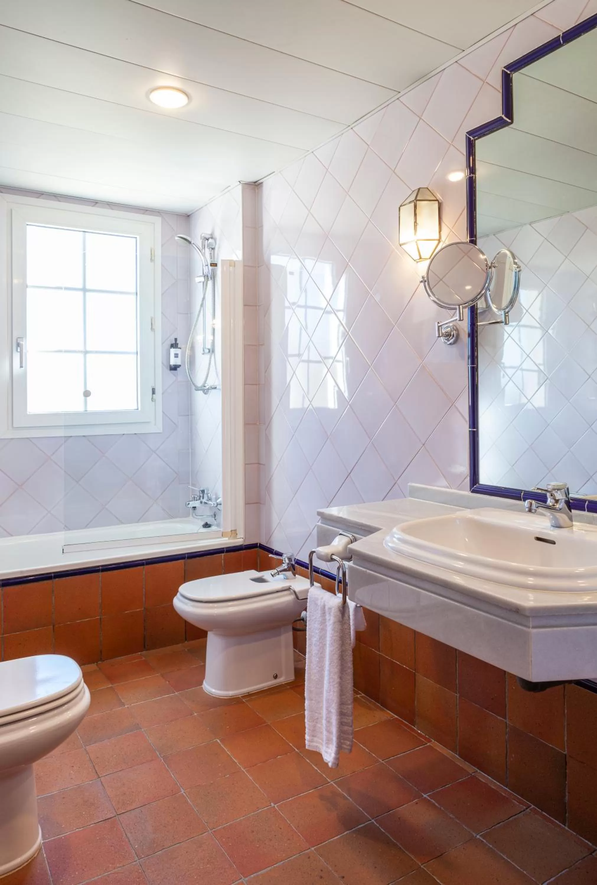 Toilet in Hotel Macià Alfaros