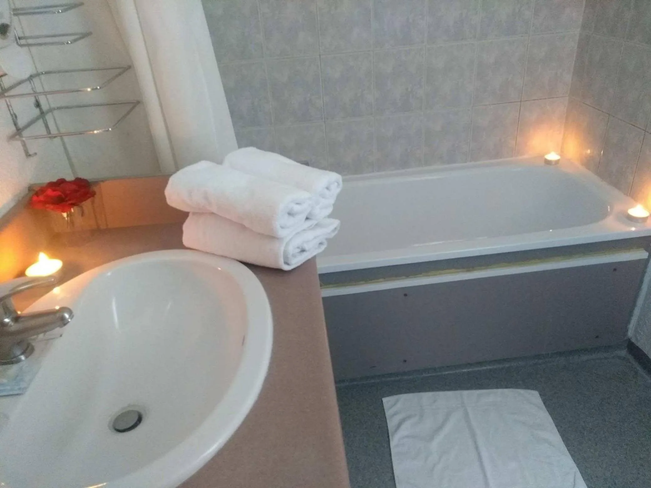 Bathroom in Le Clémenceau Hôtel et Appart'hôtel & Restaurant "Gare Sncf" centre ville