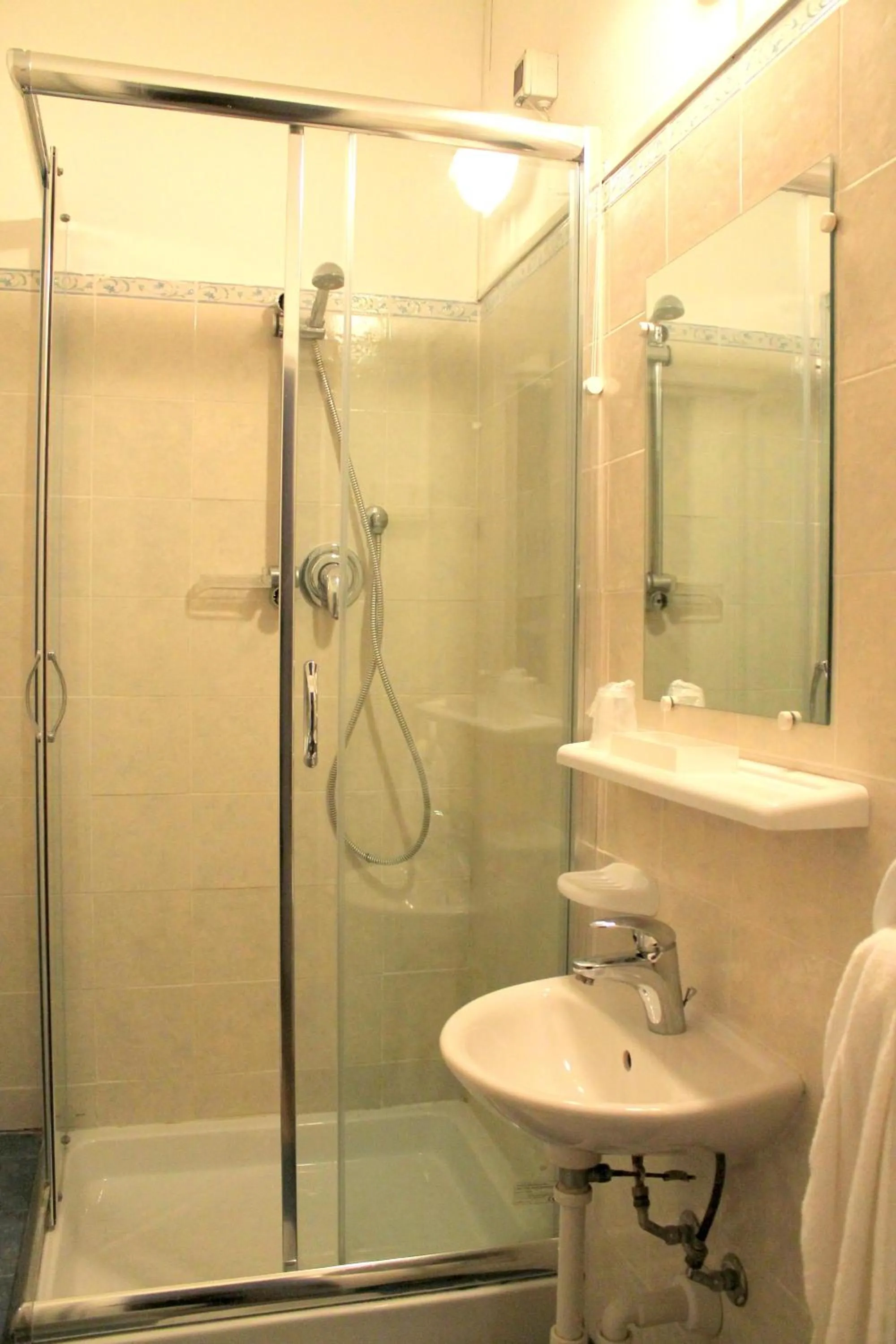 Shower in Albergo Nella