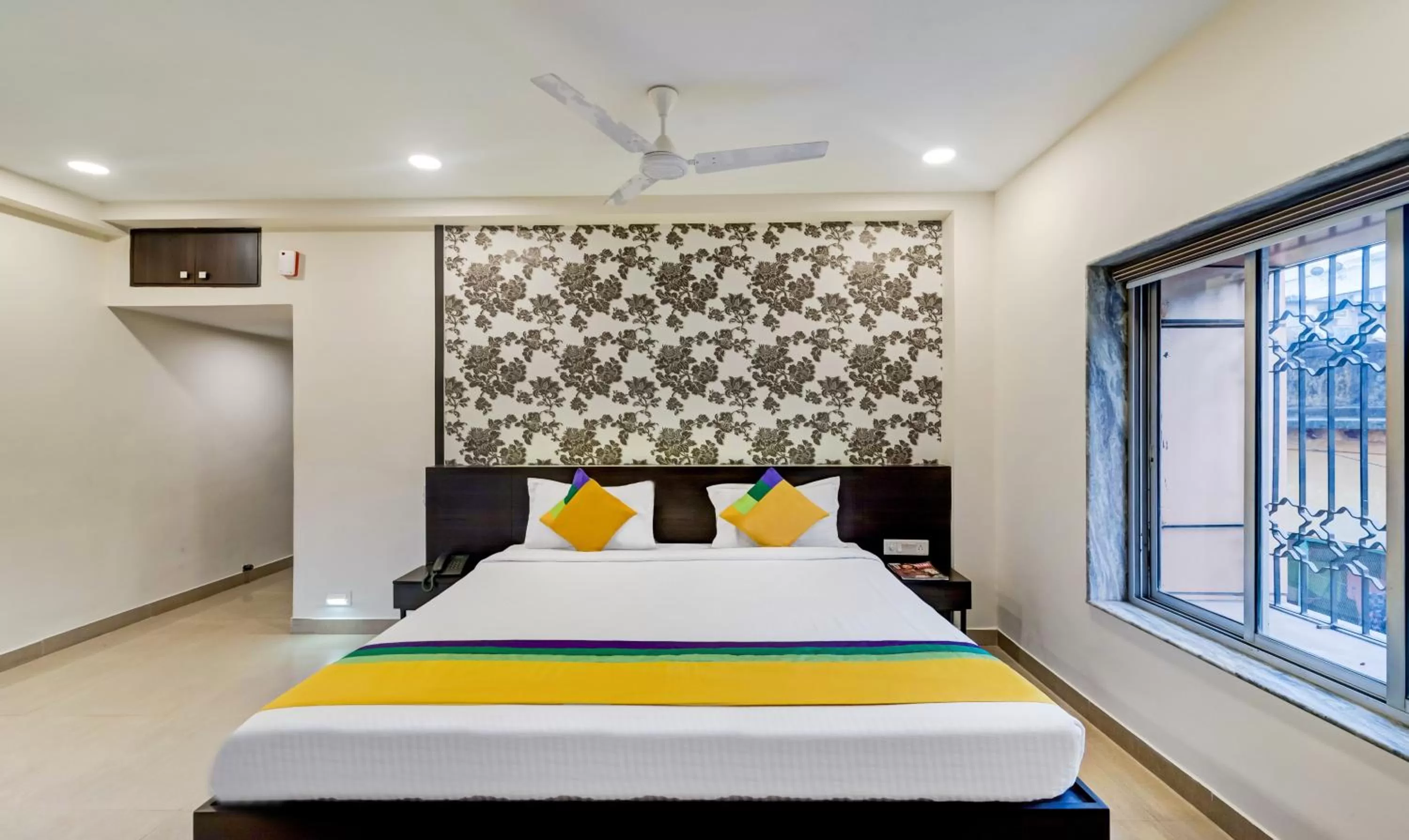 Bedroom, Bed in Itsy Hotels Neeranand Plaza, Bhawanipur