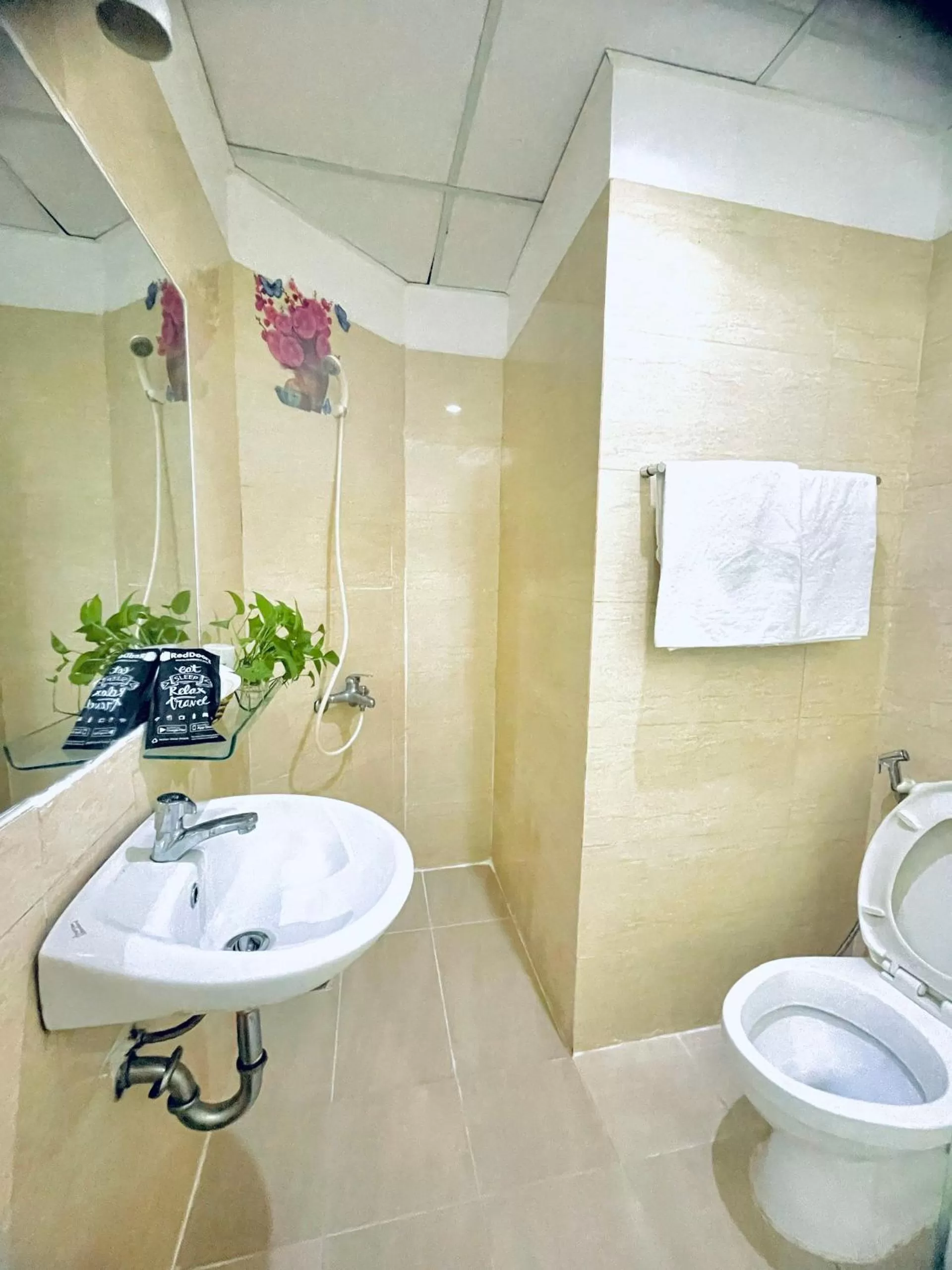 Toilet in Marieline Hotel Pham Ngu Lao